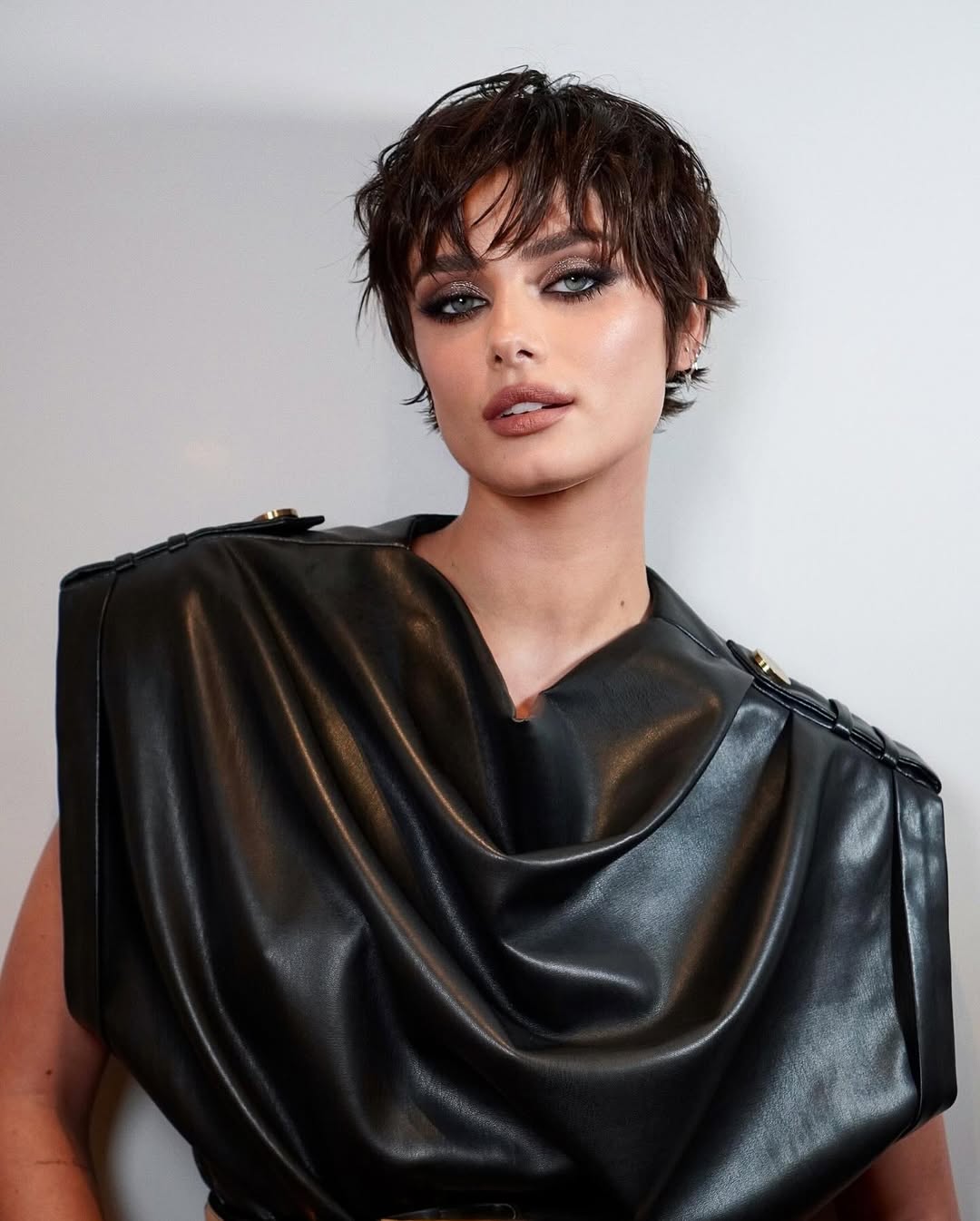 اطلالة Taylor Hill بصيحة الـBoy Bob مع الغرة المبللة