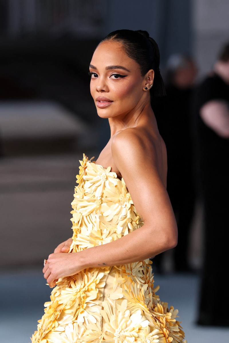 اطلالة Tessa Thompson بخطوط الكحل المجنحة
