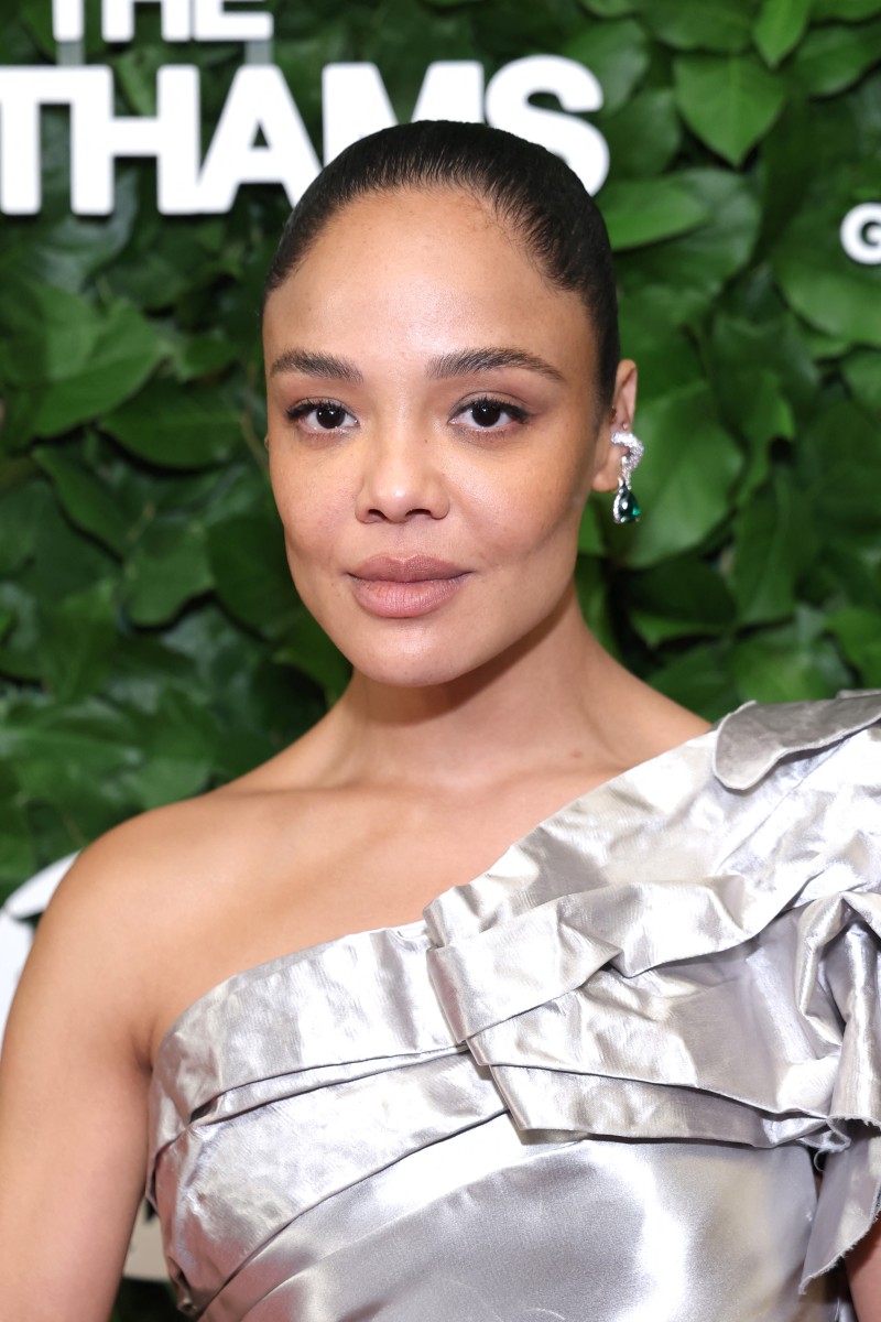 اطلالة Tessa Thompson بمكياج بني داكن