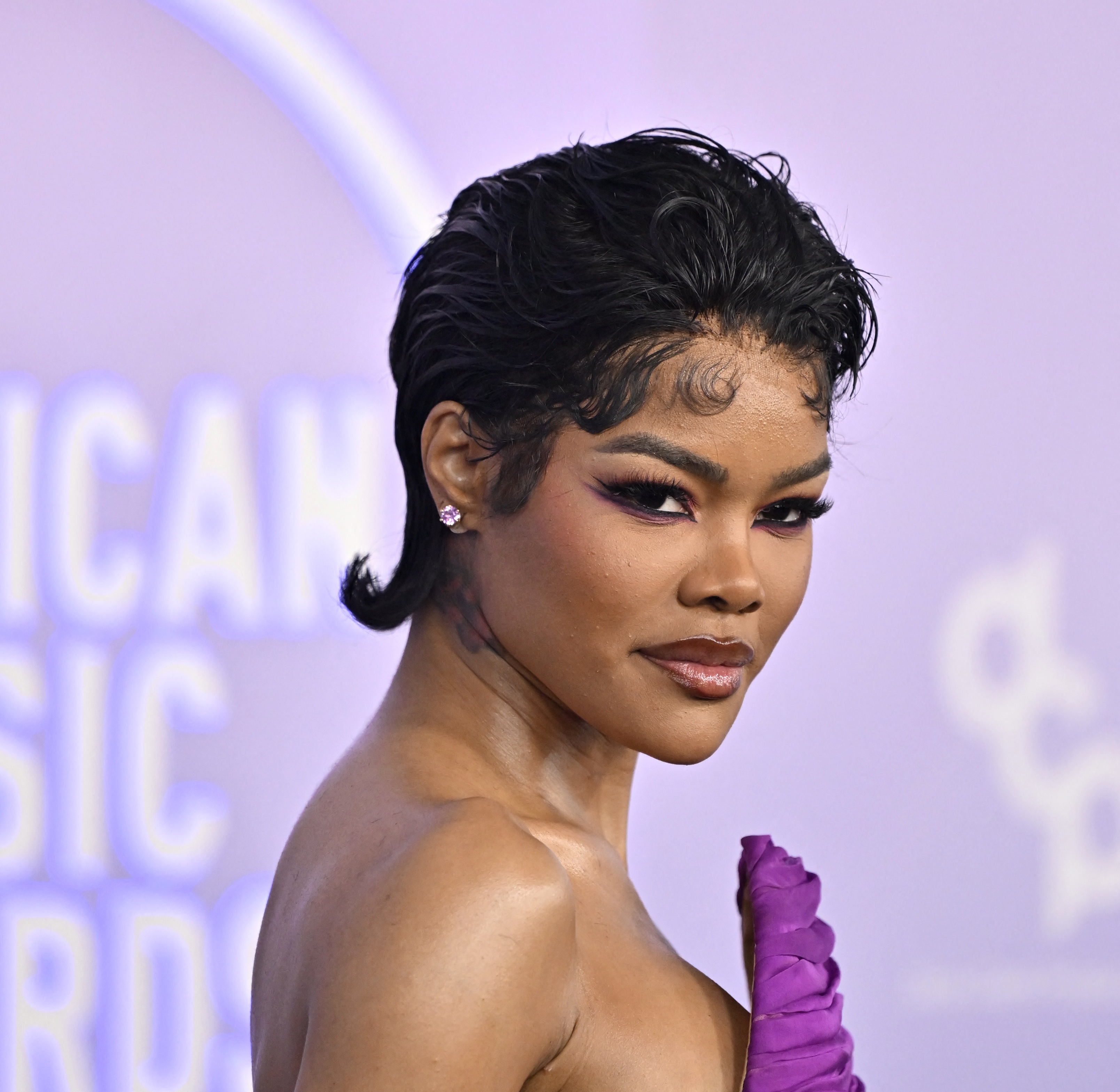 اطلالة Teyana Taylor برسمات المكياج السموكي