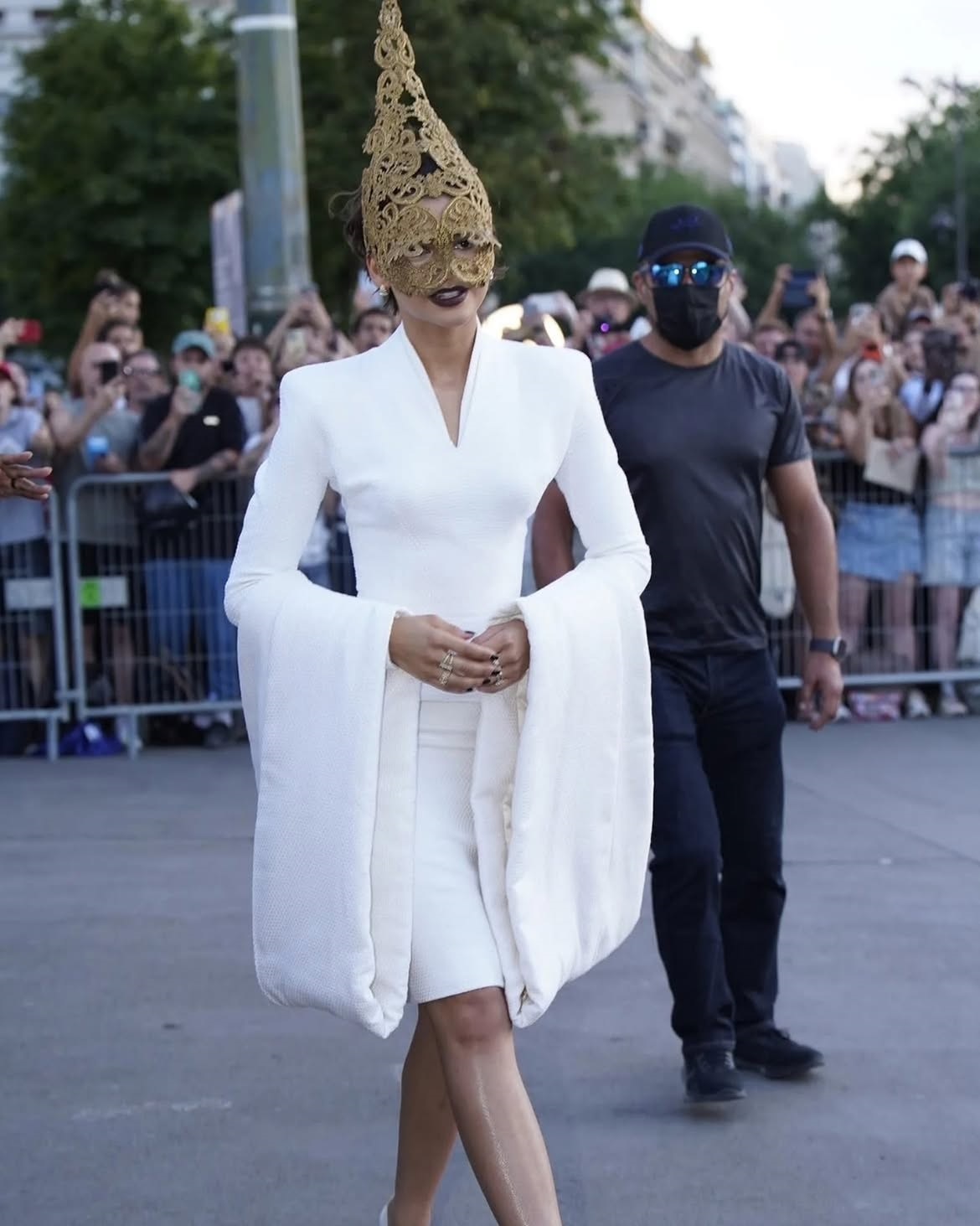 اطلالة Zendaya بصيحات الماسك الدرامي والفستان الفينتاج من بتصميم من Givenchy في العرض العالمي الأول لفيلم The Odyssey في باريس
