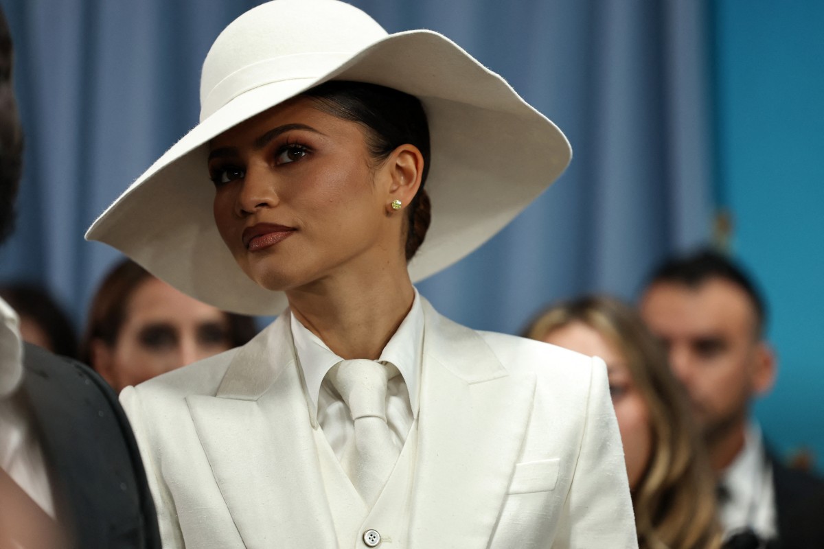 اطلالة Zendaya بكونتور الشفاه البني