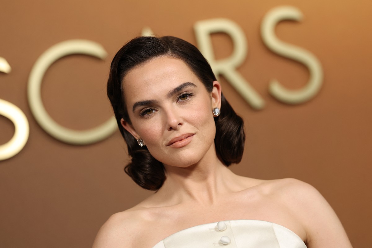 اطلالة Zoey Deutch برسمات المكياج البني