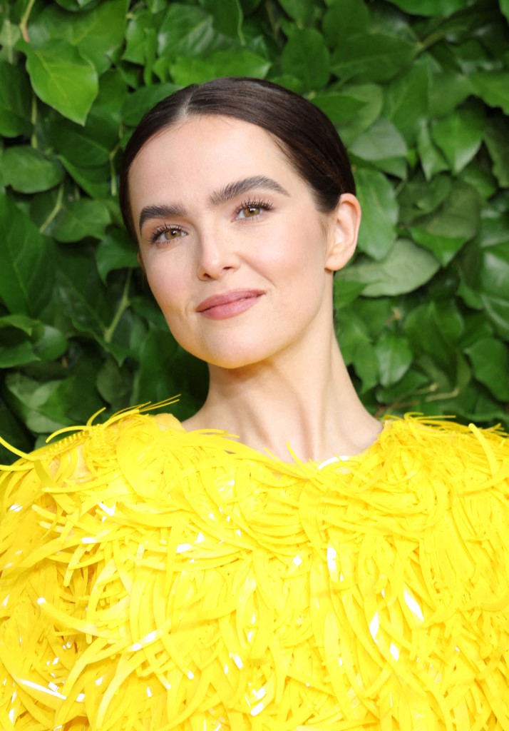 اطلالة Zoey Deutch برسمات المكياج المشمشي