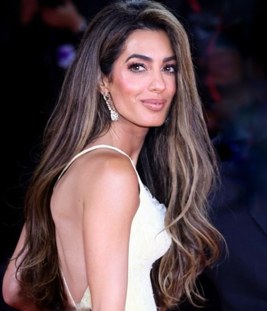 اطلالةAmal Clooney بمكياج برونزي ساحر- الصورة من حساب خبير الشعرDimitris Giannetos على انستغرام