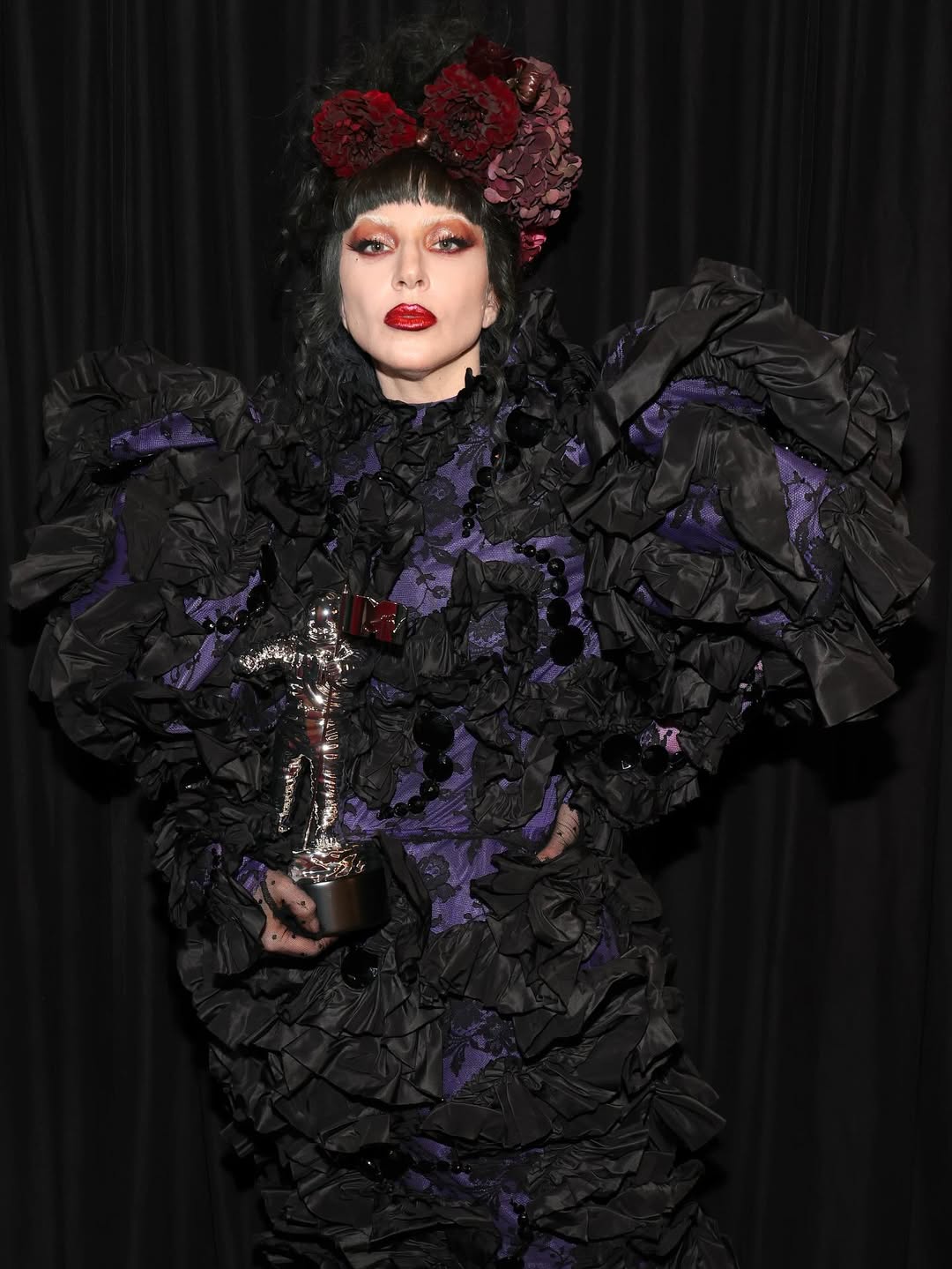 اطلالةLady Gaga برسمات المكياج الدراماتيكي- الصورة من حساب المصور Kevin Mazur على انستغرام