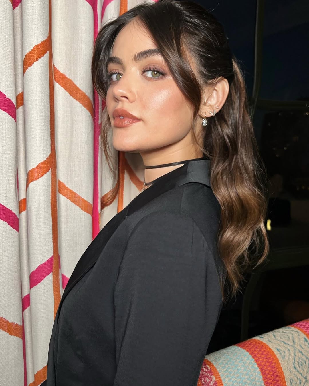 اطلالةVanessa Hudgens بتسريحة الشعر النصفية مع الخصل الويفي