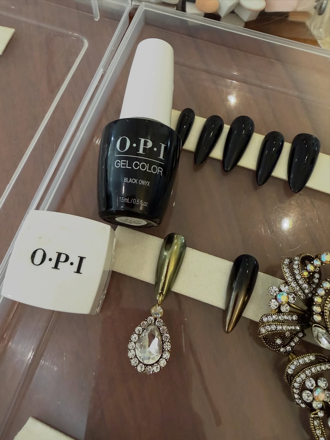 مناكير Rihanna بلمسة “الـLiquid Metal” الجريئة من OPI في Met Gala 2026