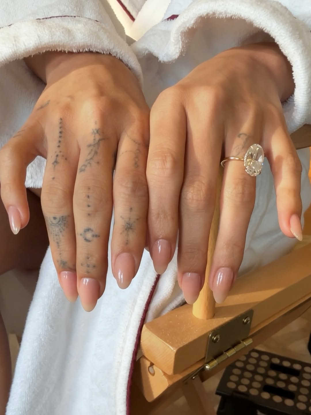 أظافر Hailey Bieber في Met Gala 2026.. ذهب ناعم ولمعة زجاجية بتوقيع Zola Ganzorigt وOPI