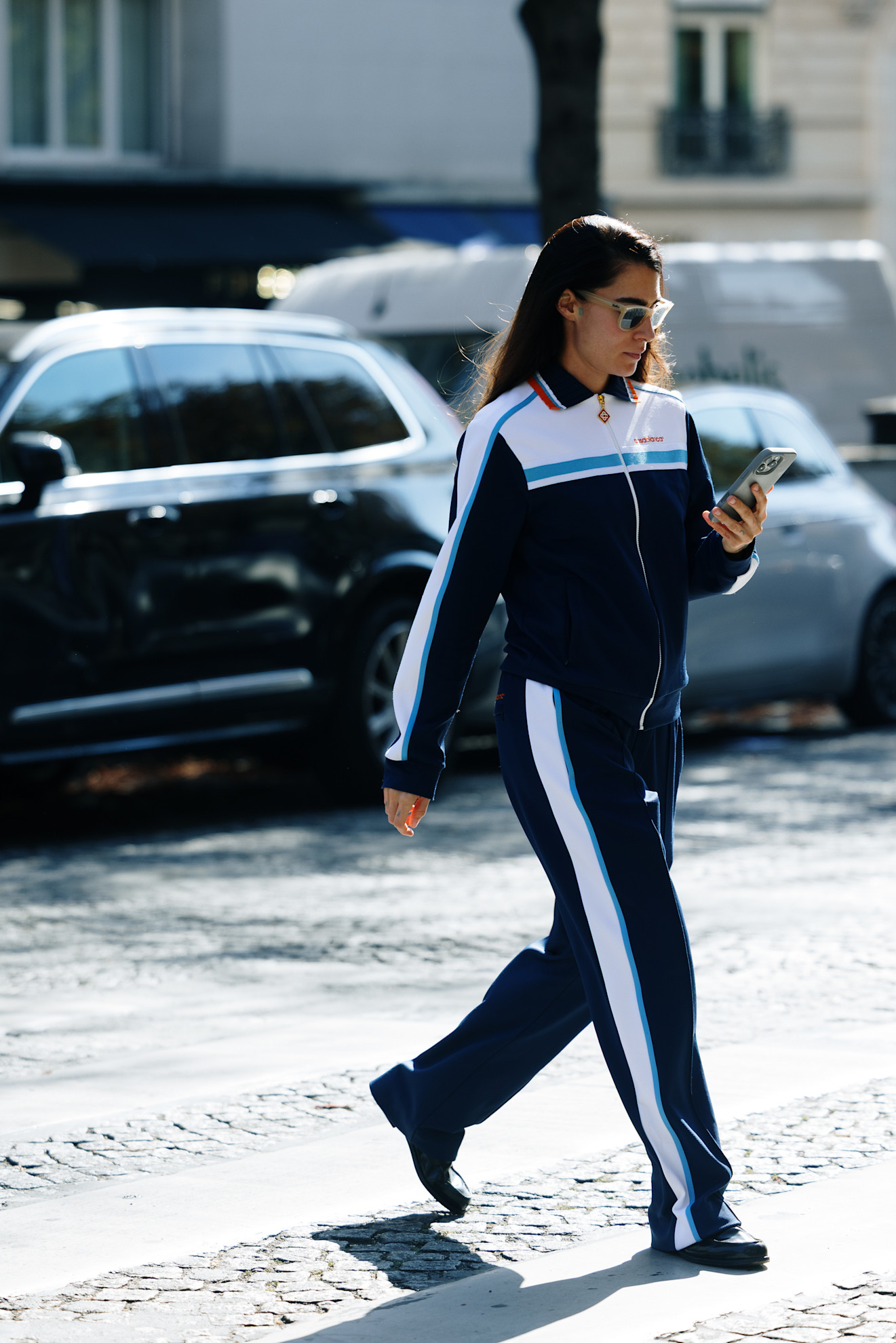 اعتماد التراك سوت في إطلالة ضمن أسبوع الموضة خيار عملي وعصري