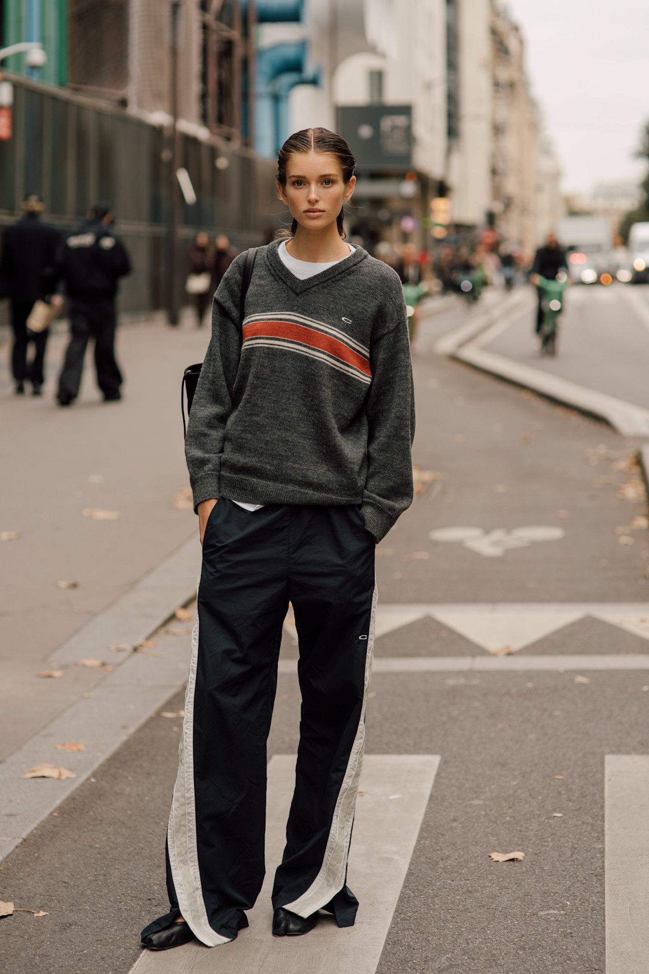 اعتماد سروال التراك سوت مع سترة صوفية مريحة لإطلالة أنيقة ودافئة