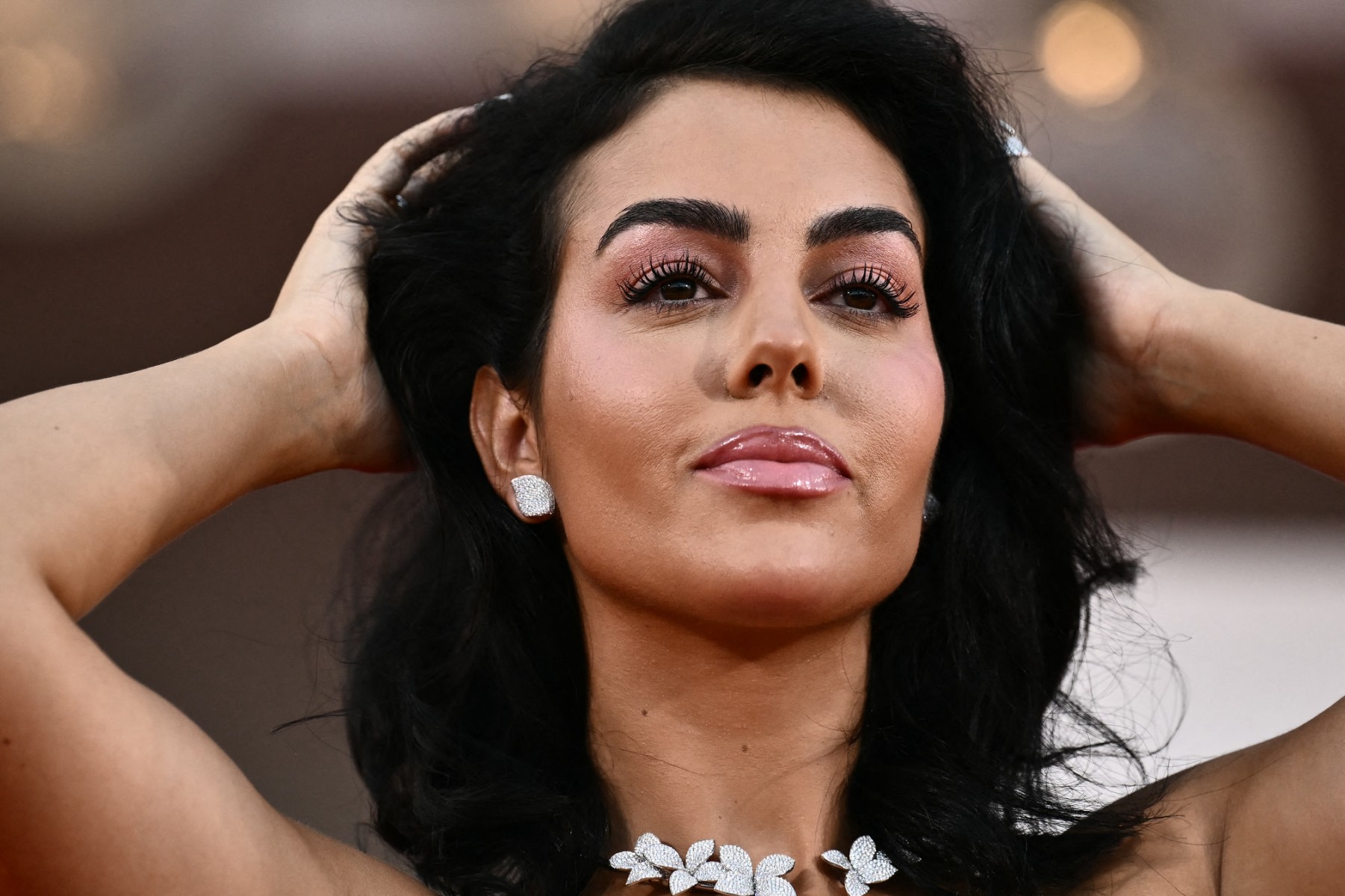 اعتمدي حمض الهيالورونيك لتعزيز الامتلاء وشدّ منتصف الوجه مثل جورجينا