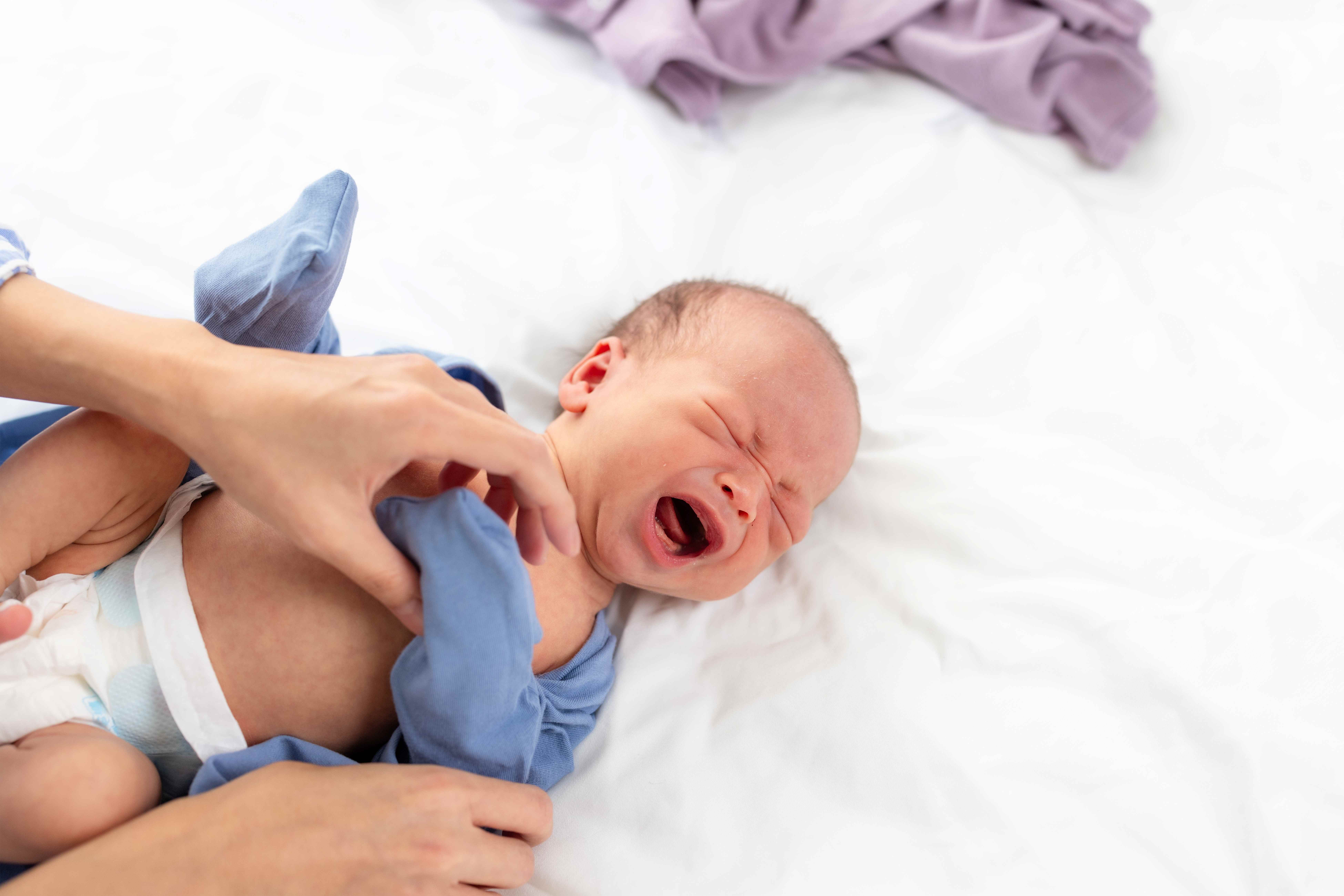 اعرفي الفرق بين البكاء البنفسجي عند المولود وبكاء المغص