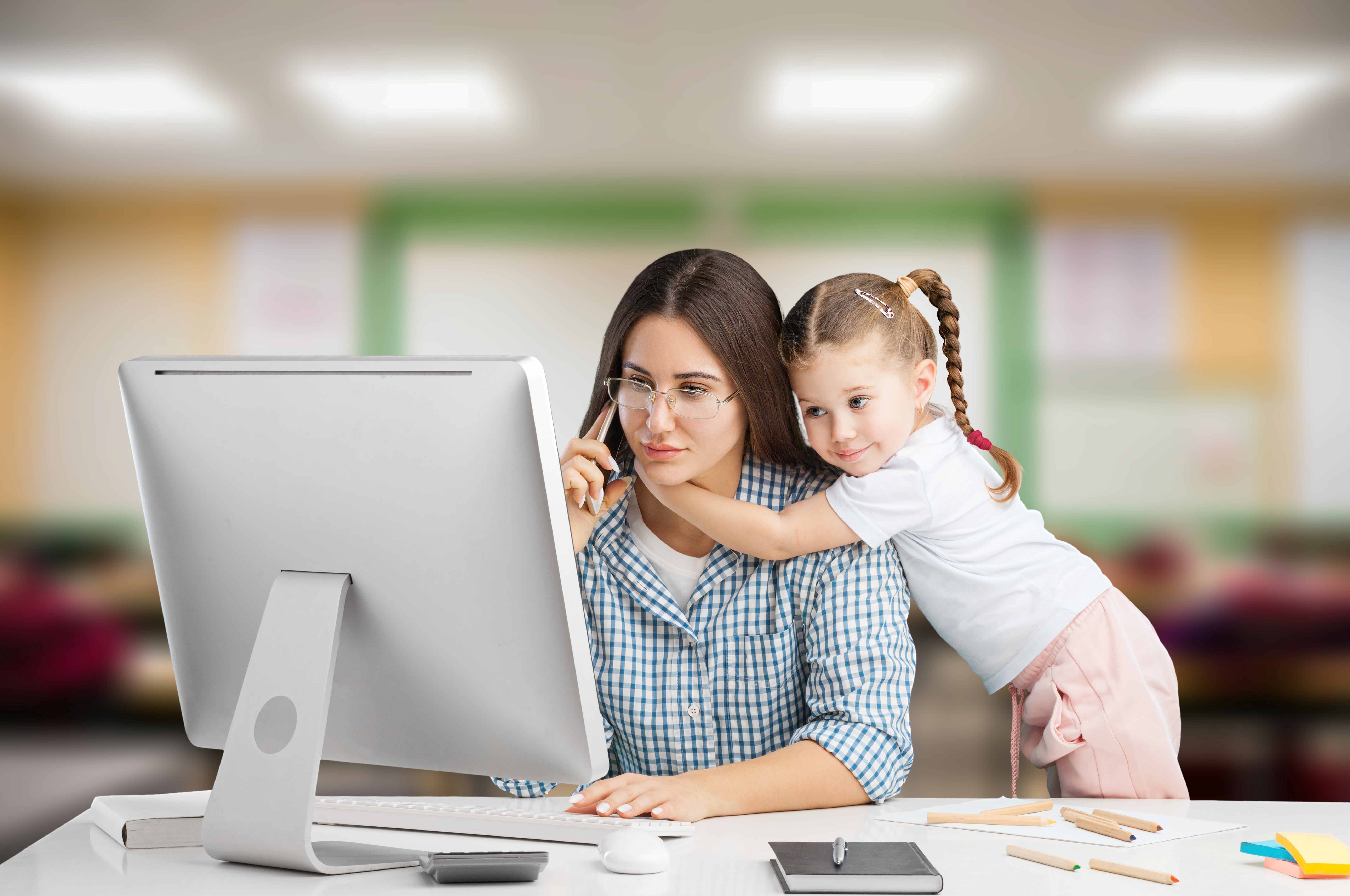 اعرفي كيف تتخطين شعور الذنب كأم عاملة 