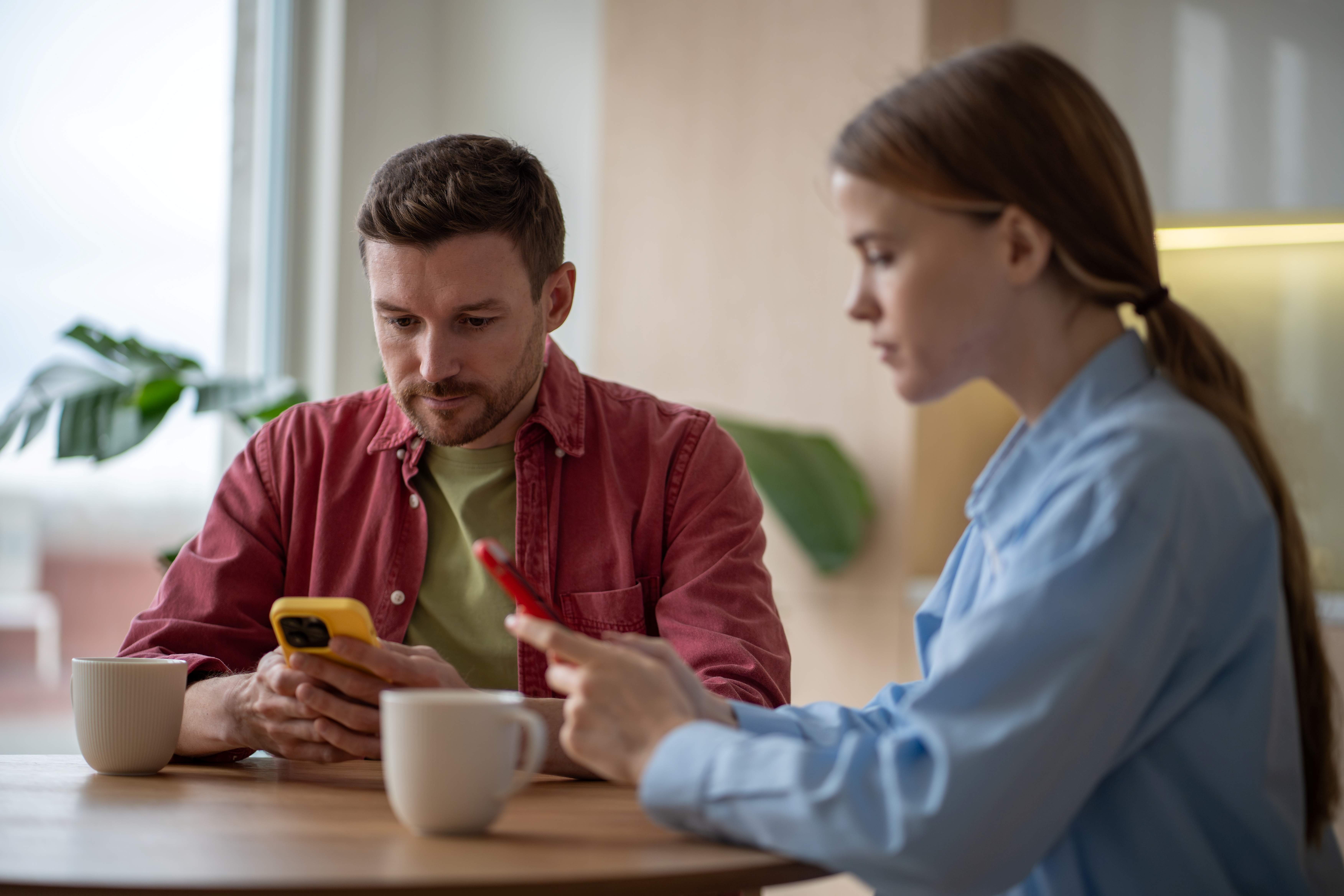 اعرفي كيف تحمين علاقتك بشريكك من تأثيرات السوشيال ميديا السلبية