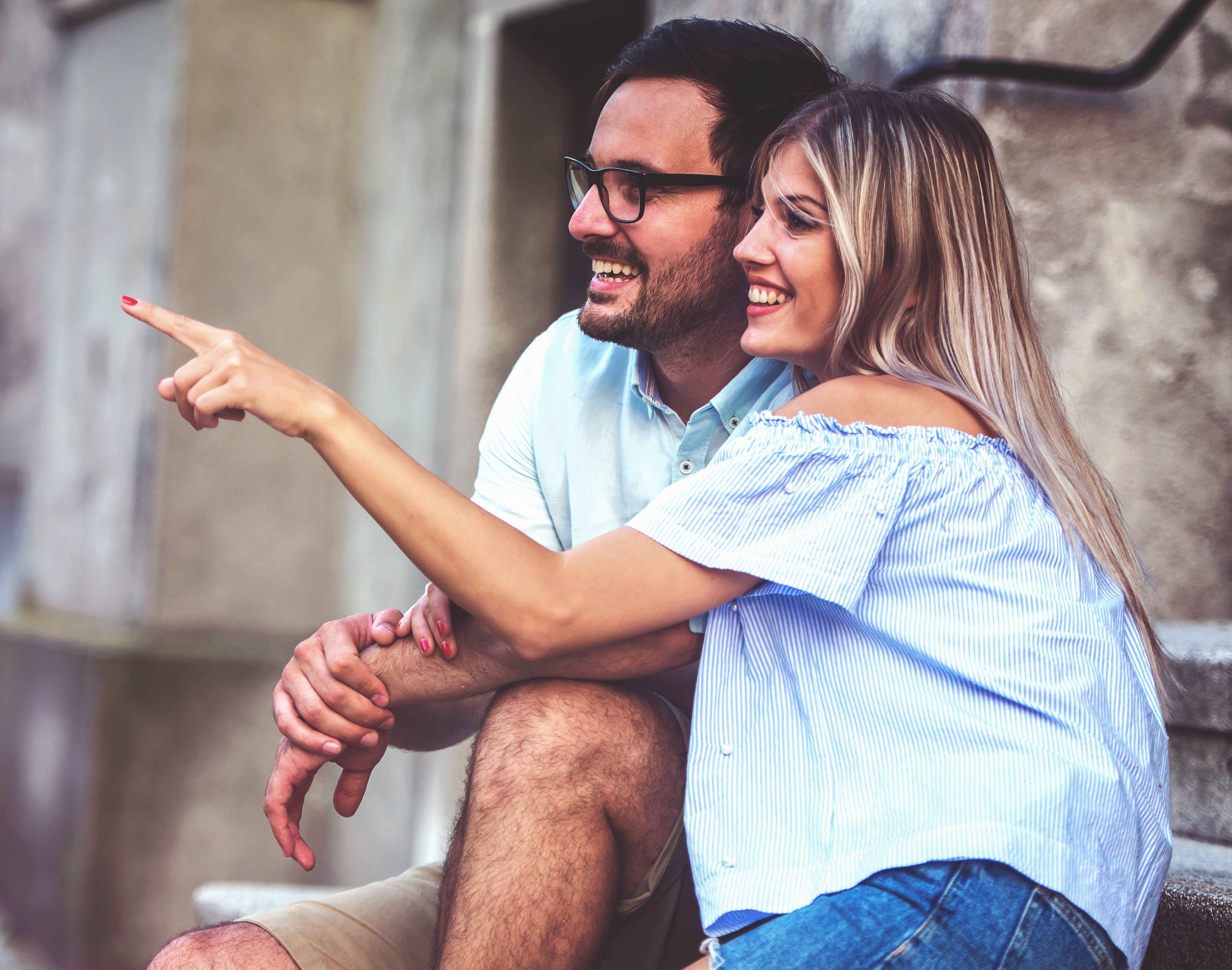 اعرفي هل يراكِ صديقة أم حبيبة