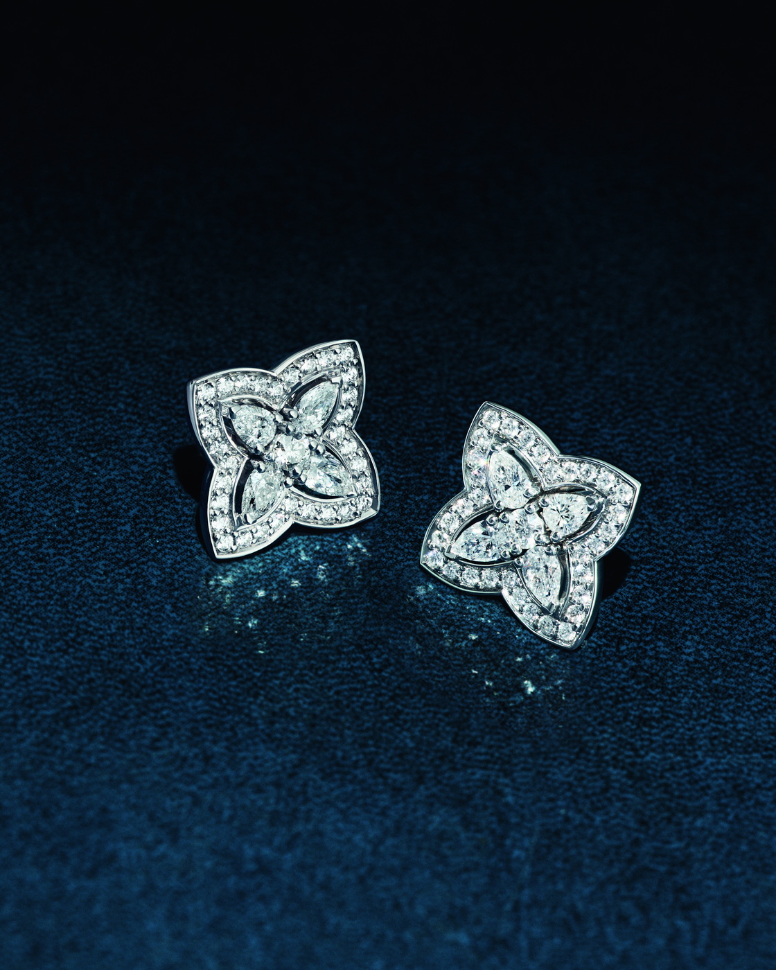 اقراط «لوتس» الفاخرة