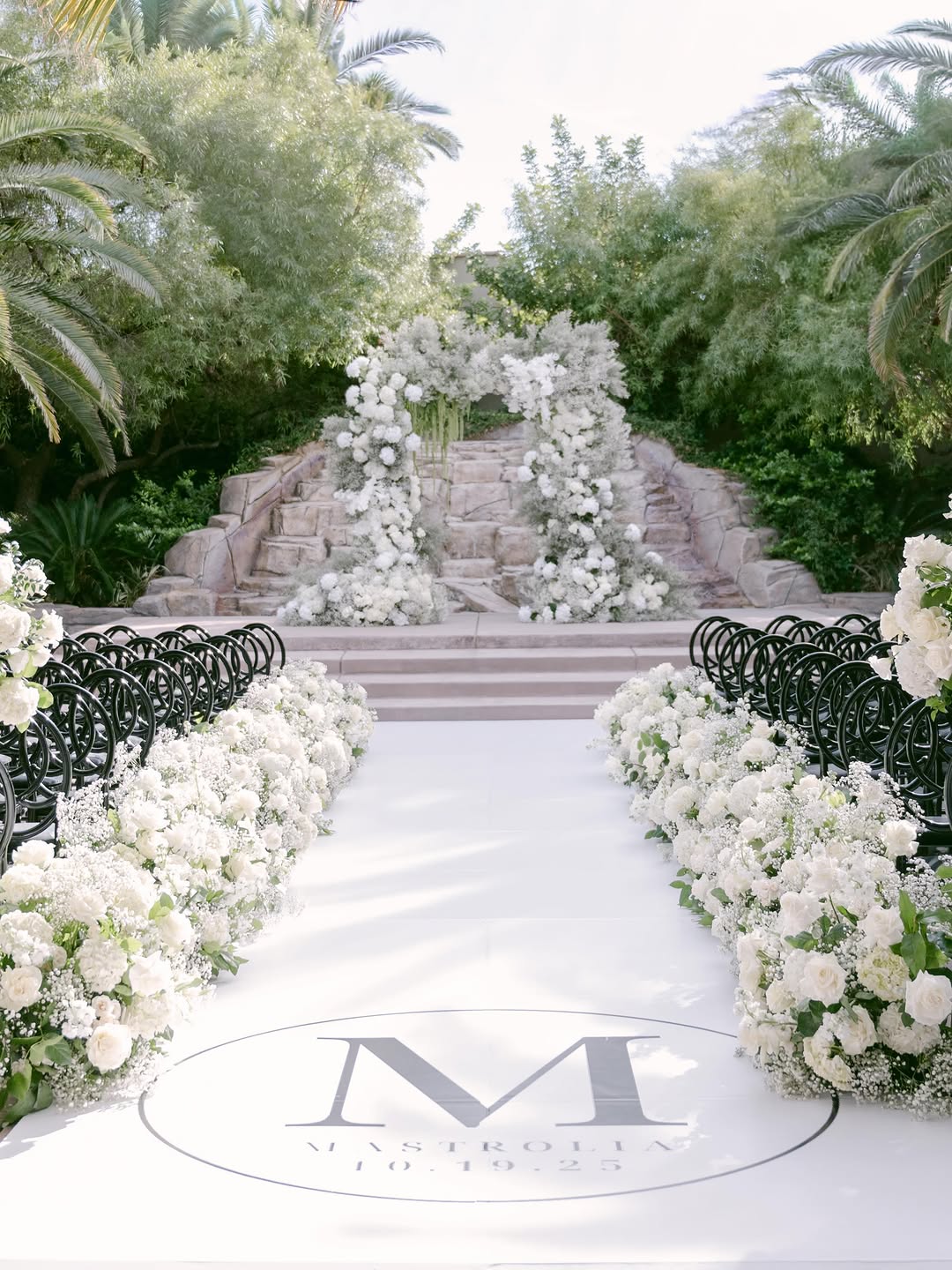 اقواس بالأبيض والأخضر- الصورة من Las Vegas Wedding Photographer