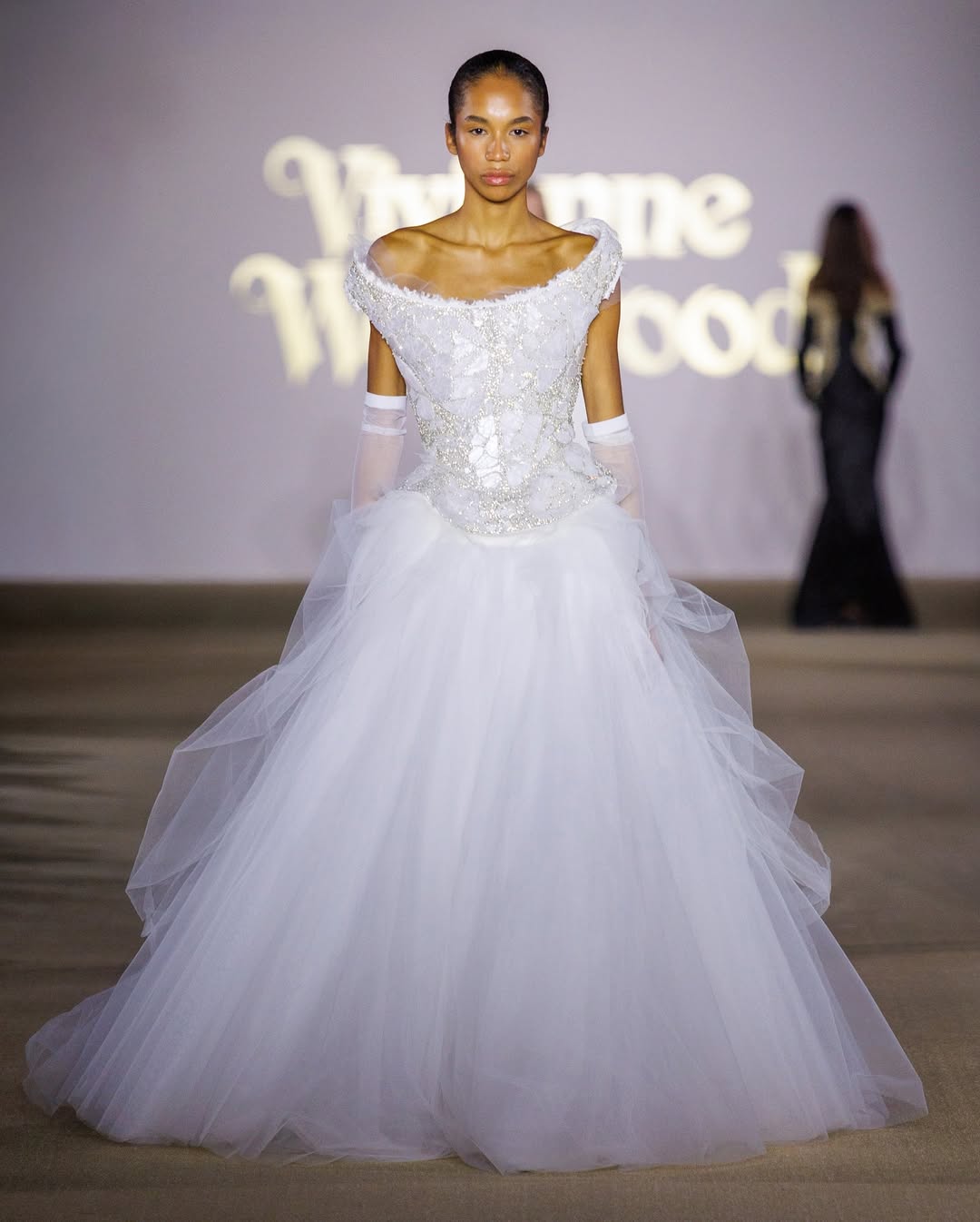 اكتشاف القطع الأيقونية من عرض فيفيان ويستوود بالتعاون مع فنون التراث خلال أسبوع الأزياء في الرياض