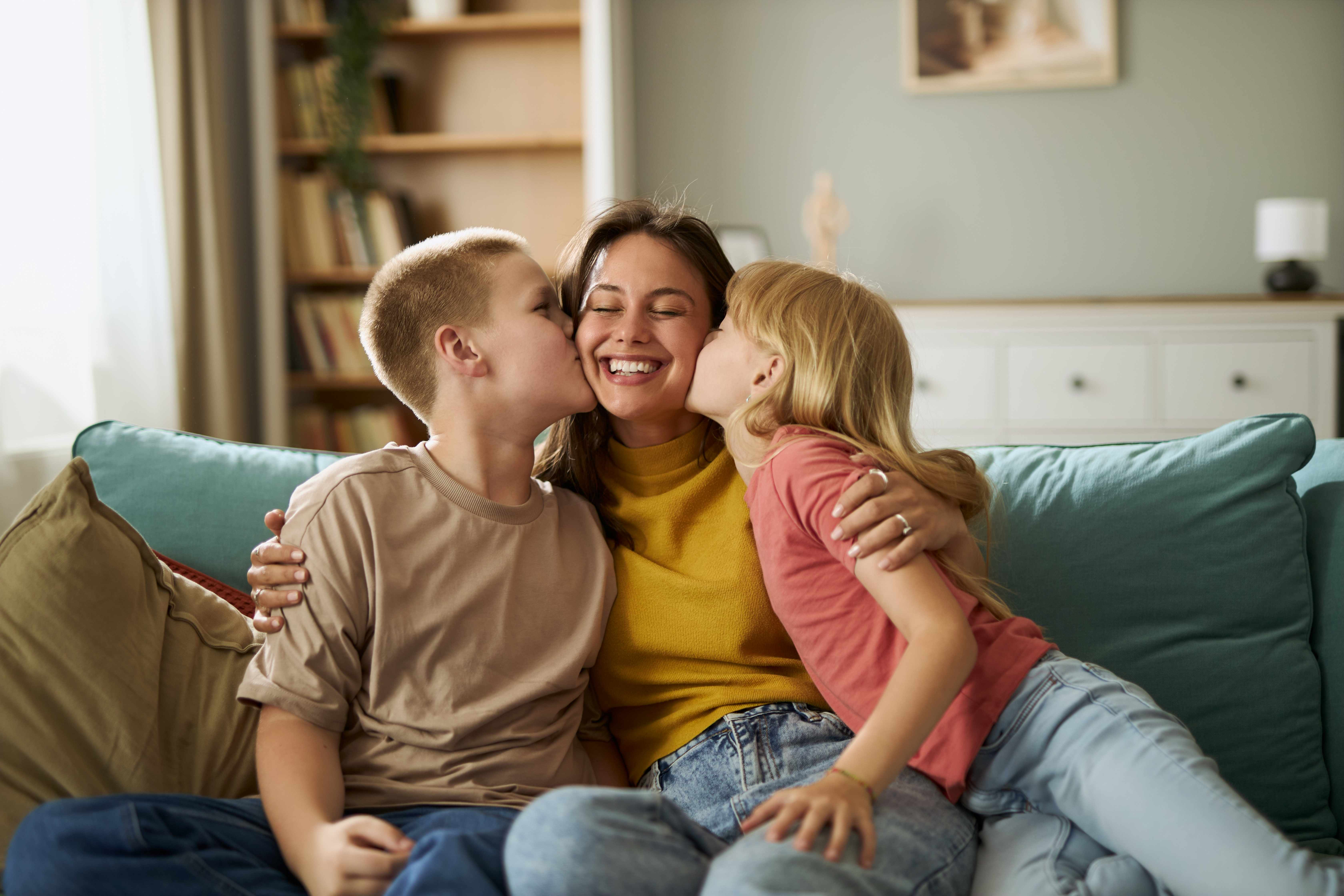 اكتشفي مع بداية العام الجديد، ما الذي ينتظره أطفالكِ منكِ وحاولي التقرب منهم أكثر بدلًا من فرض سييطرتك عليهم