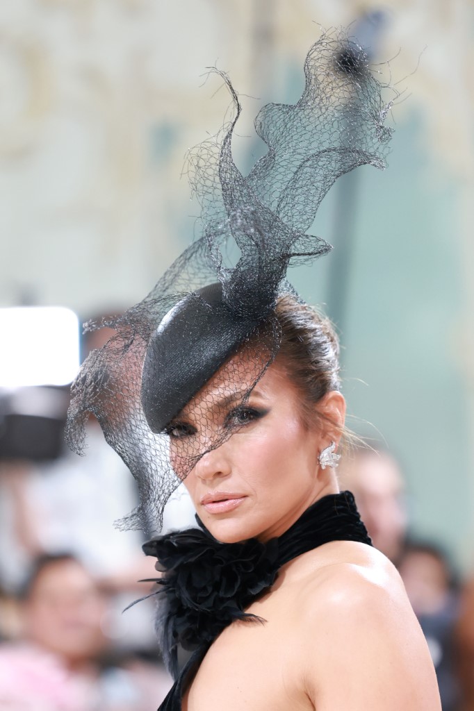اكسسوارات شعر القبعة الملكية بأسلوب  Jennifer Lopez عام 2023