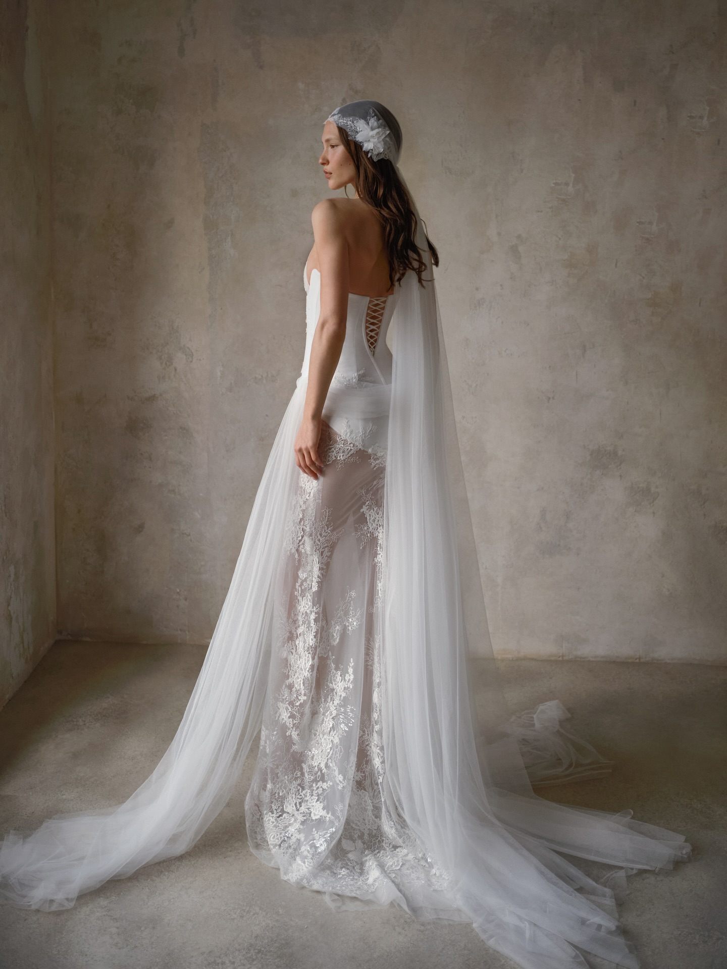 اكسسوارات شعر مزينة بالورود من دار Jaxon James Couture Bridal