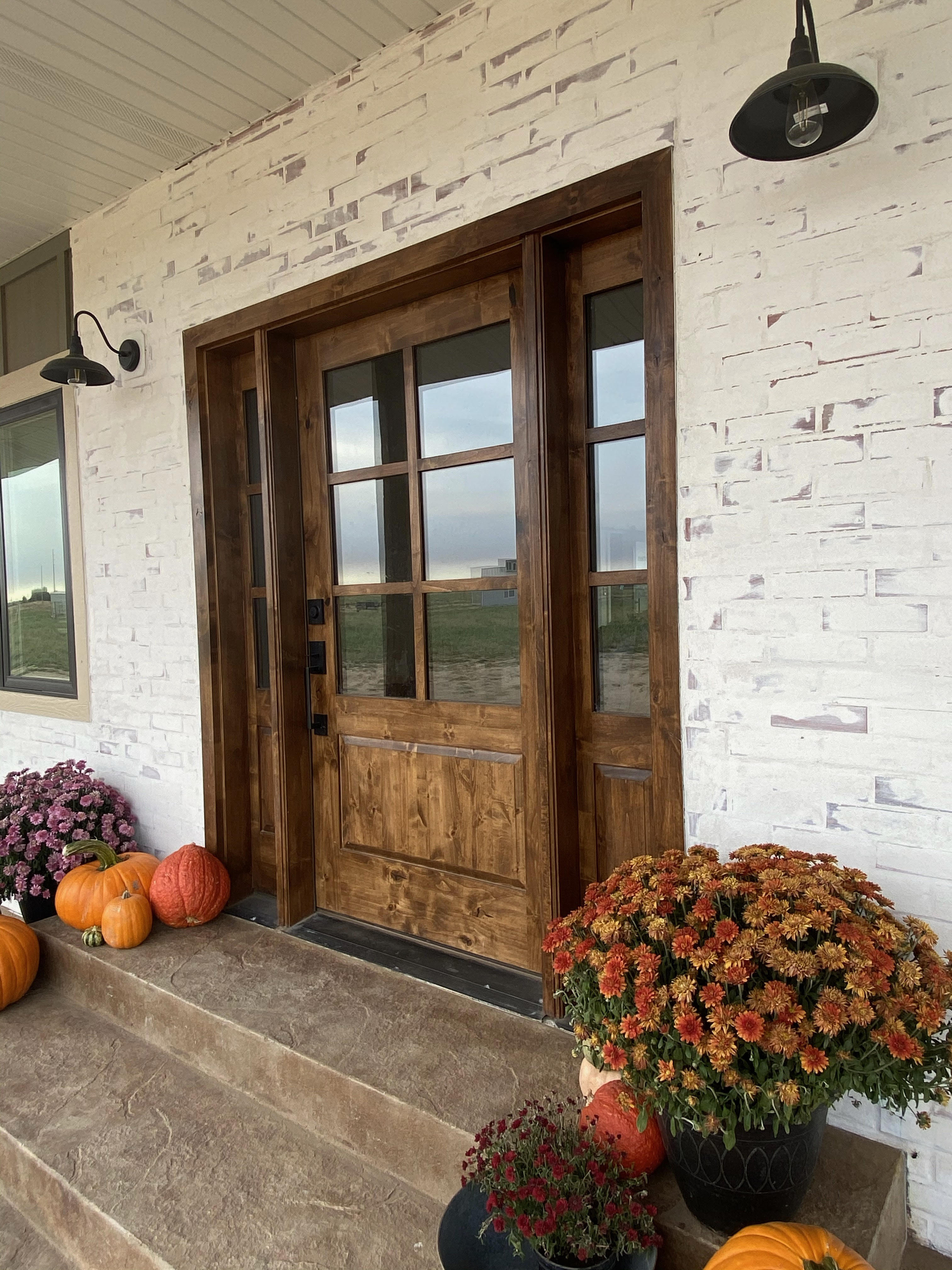 الأبواب الضخمة بطابع المزرعة هي جاذبية ريفية قد لا تناسب كل واجهة