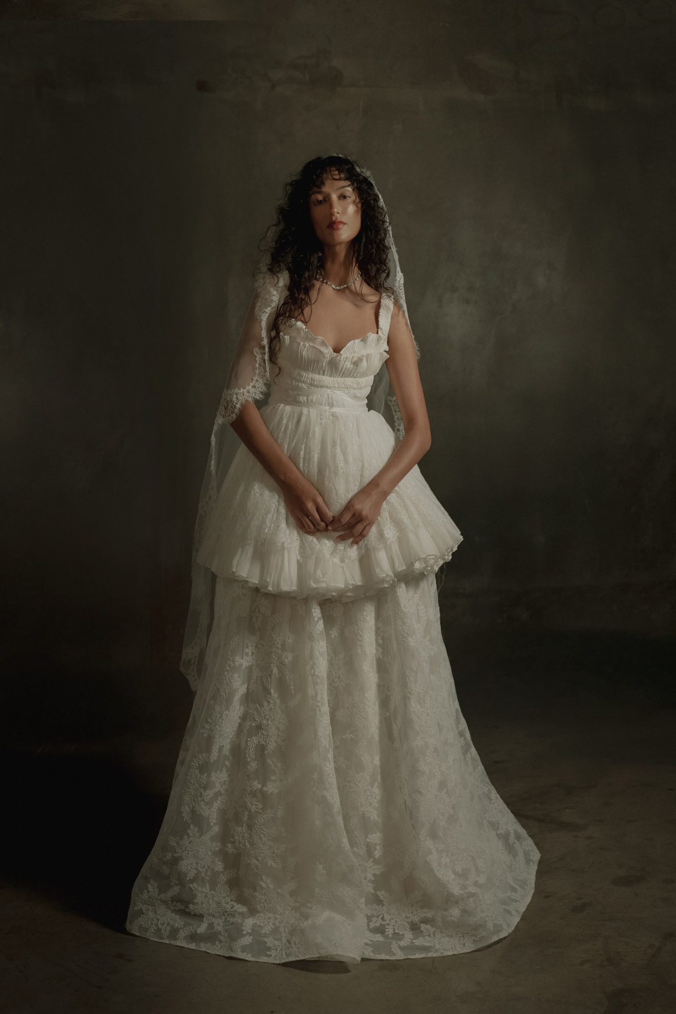 الأبيض المغبر في مجموعة فساتين زفاف Odylyne