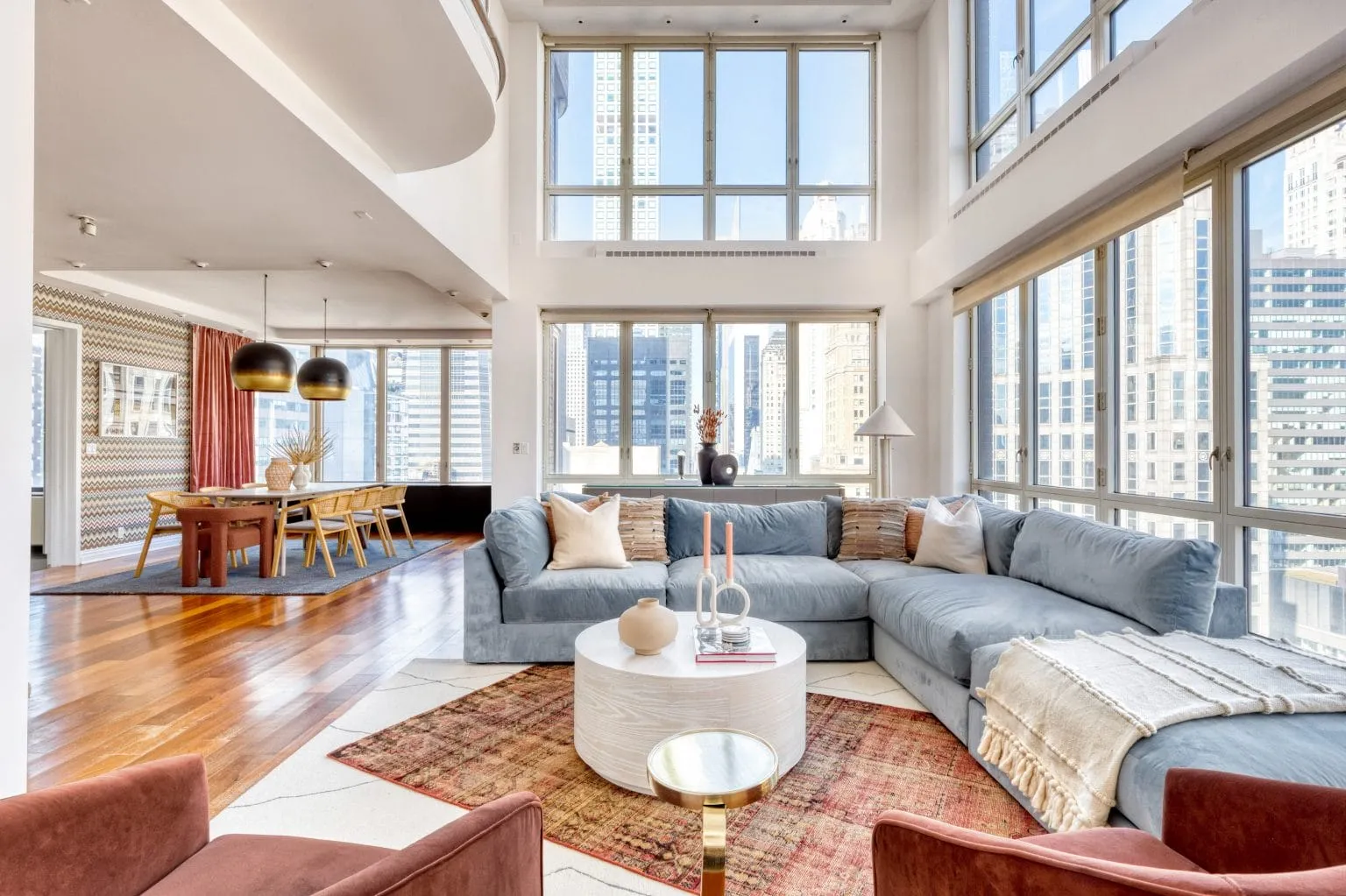 الأثاث الممتلئ يصبح عناصر فنية منحوتة تضيف طابعًا مميزًا للمساحات المنزلية