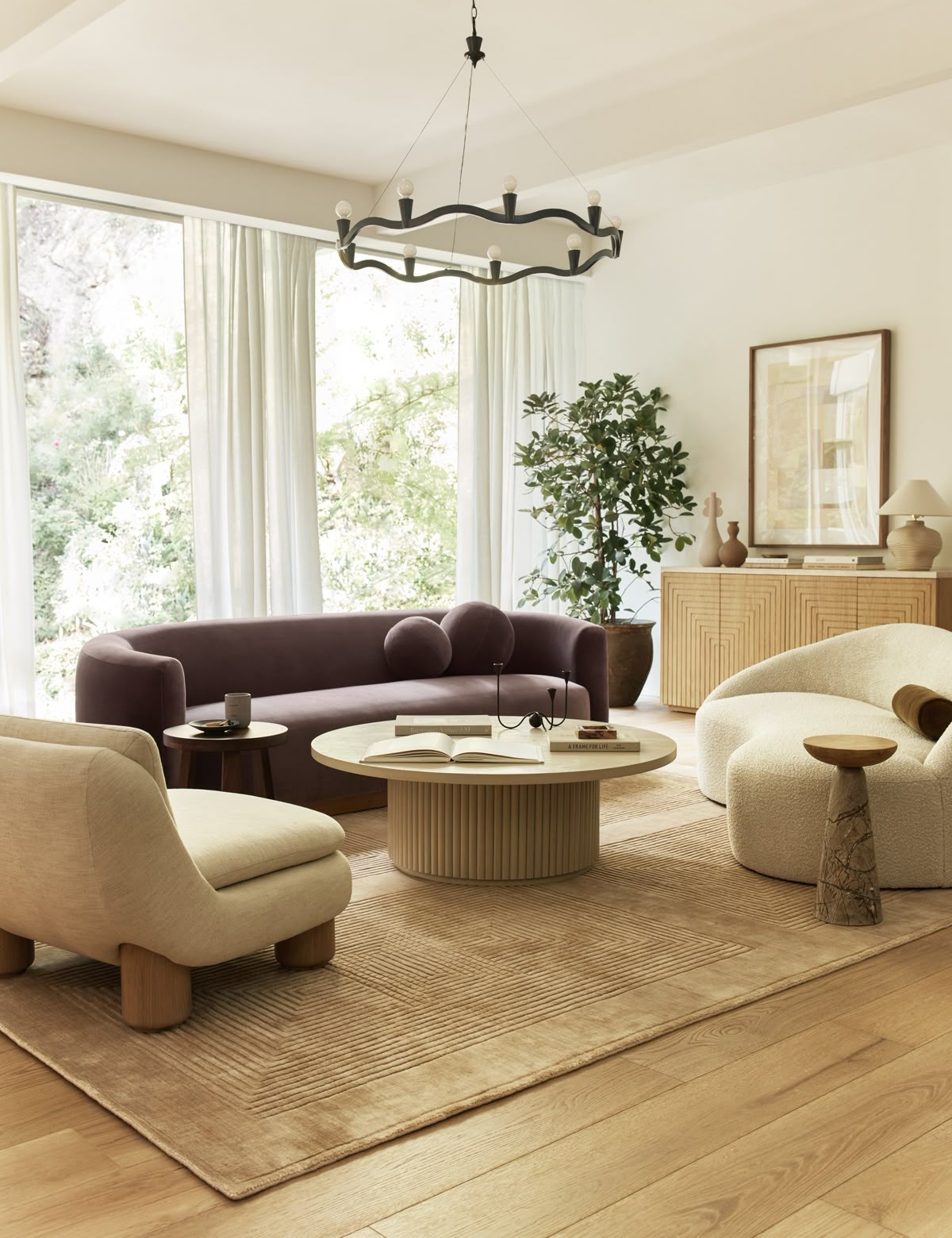 الأثاث المنحني يسهل التواصل ويجعل الجلسة أكثر راحة