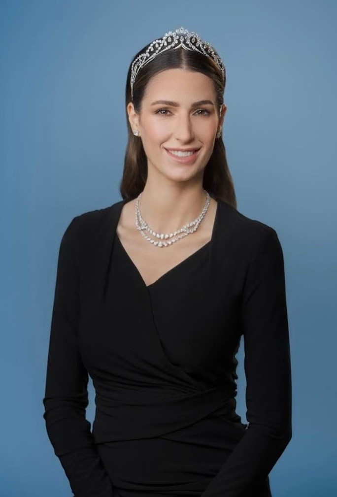 الأحجار الكريمة الملكية في إطلالات الأميرة رجوة الحسين.. قطع ناعمة راقية