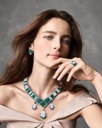 الأحجار الكريمة الملونة في مجوهرات العروس من Van Cleef & Arpels