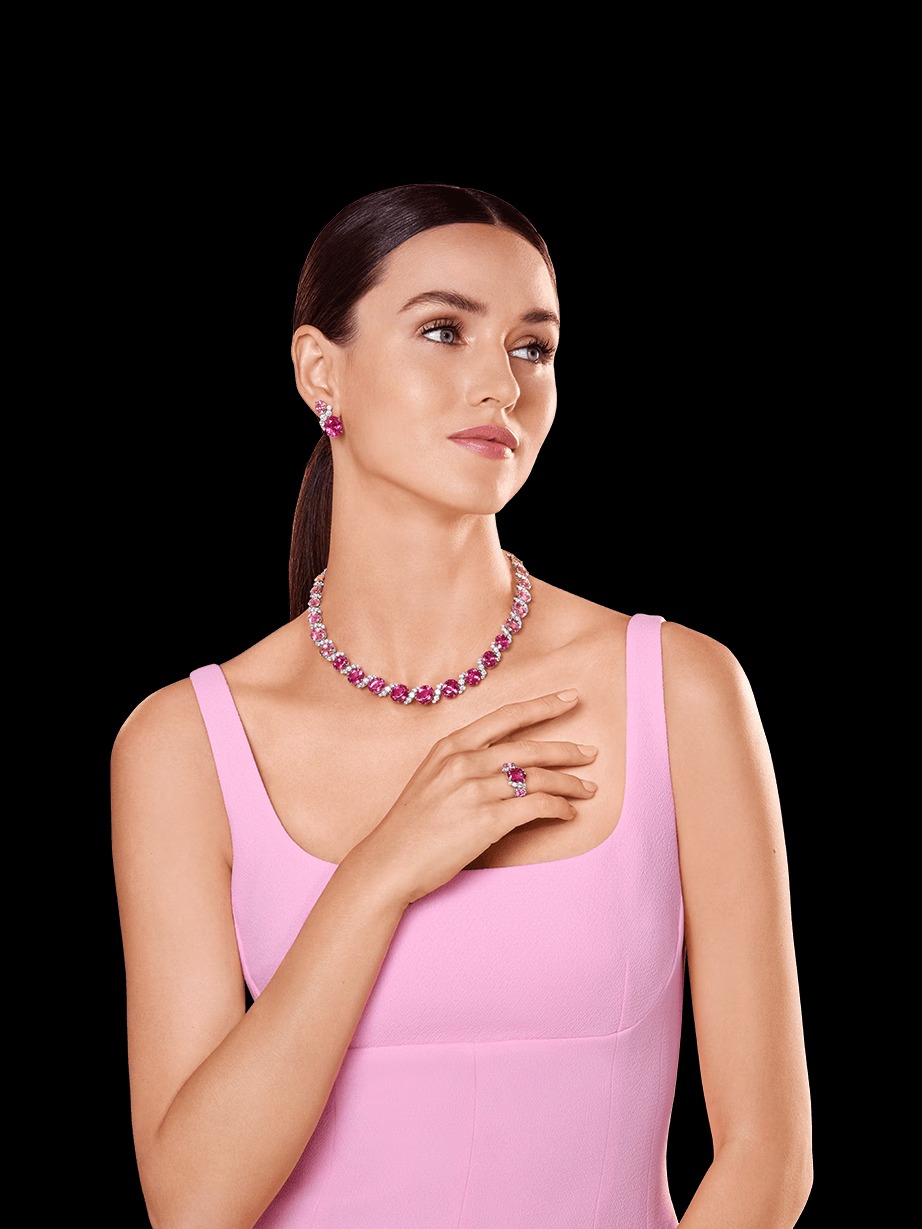 الأحجار الكريمة تتألق بسحر الألوان في مجوهرات Harry Winston