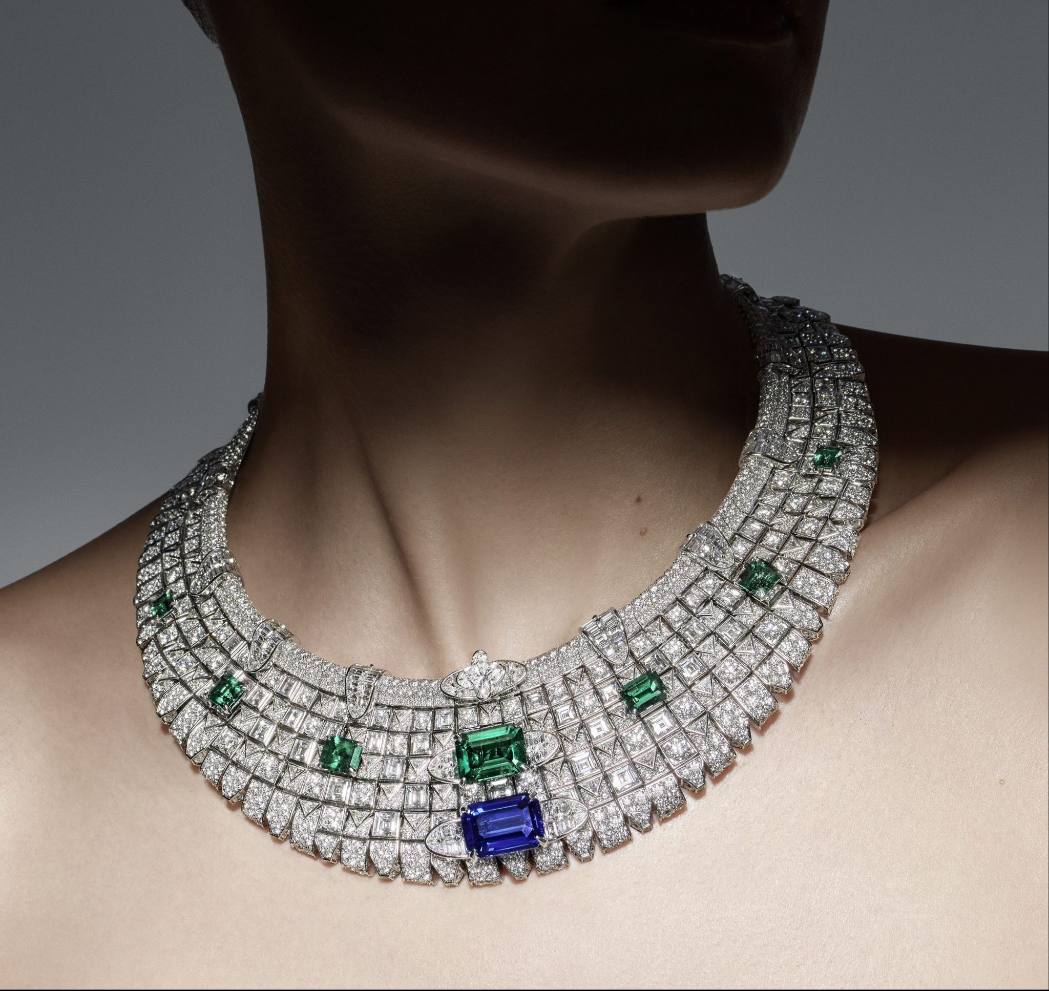 الأحجار الكريمة تضفي نغمات لونية ساحرة على مجوهرات Louis Vuitton