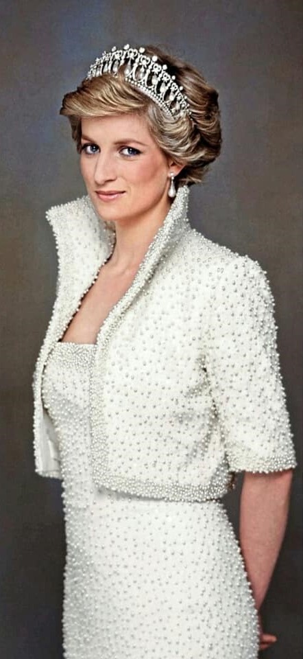 الأحجار الكريمة في تاج Cambridge Lovers Knot للأميرة ديانا تحفة ملكية خالدة