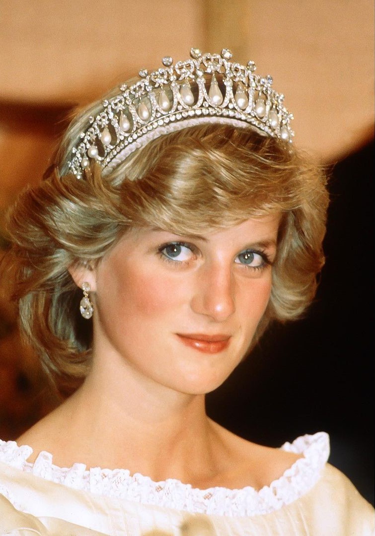 الأمير ديانا ترتدي تاج عقدة العشاق Cambridge Lover's Knot المفضل لديها