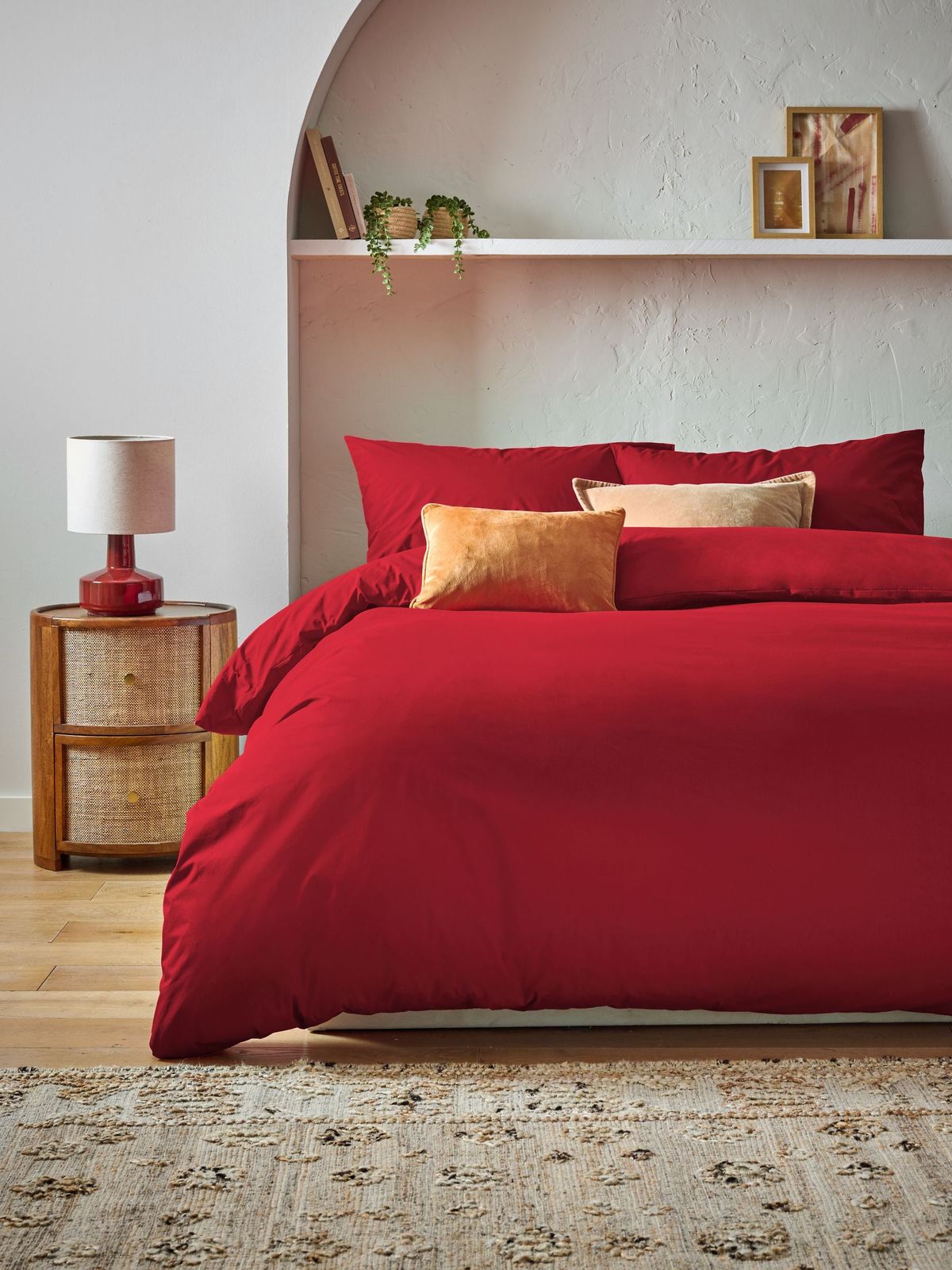 الأحمر من الألوان الرائجة هذا العام لمفروشات السرير