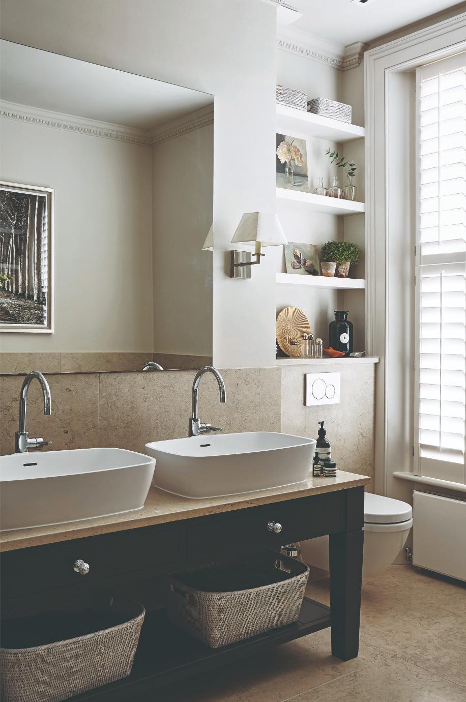 الأحواض المزدوجة تجعل الحمامات الصغيرة تبدو ضيقة