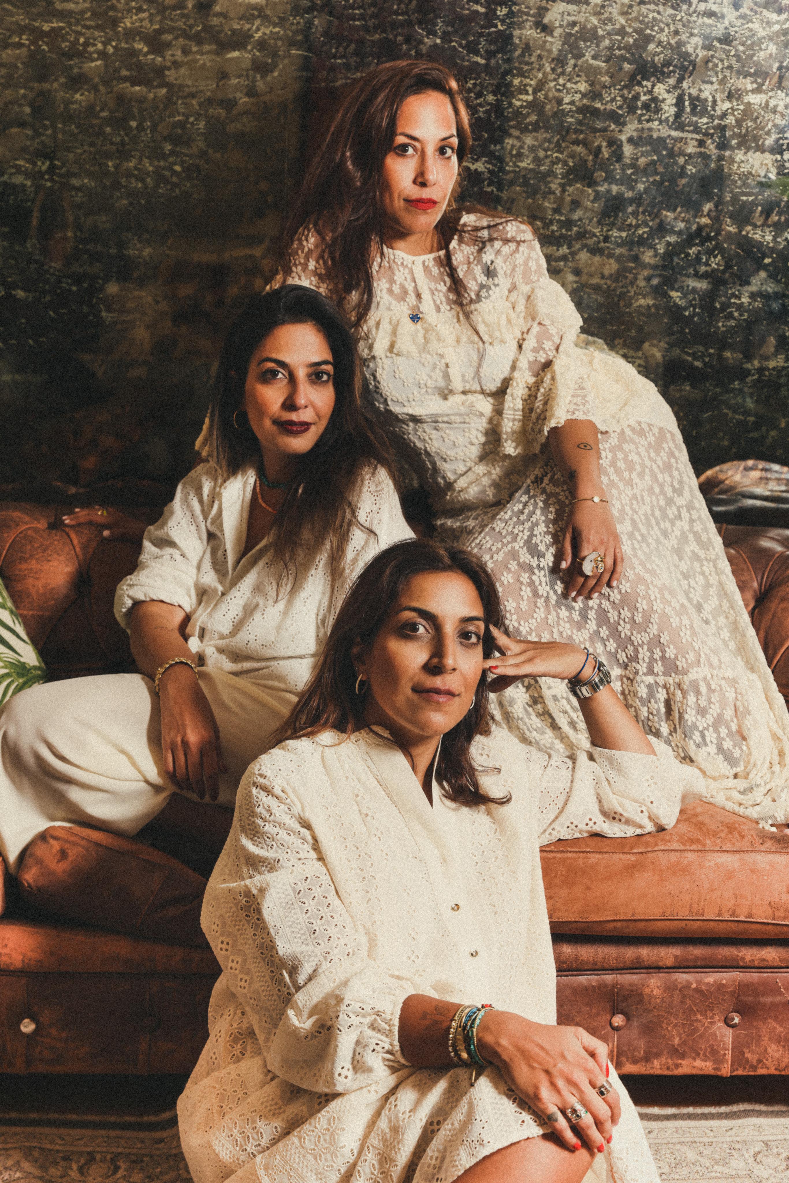 الأخوات الثلاث المؤسسات لعلامة Mukhi Sisters مايا، مينات و زينا