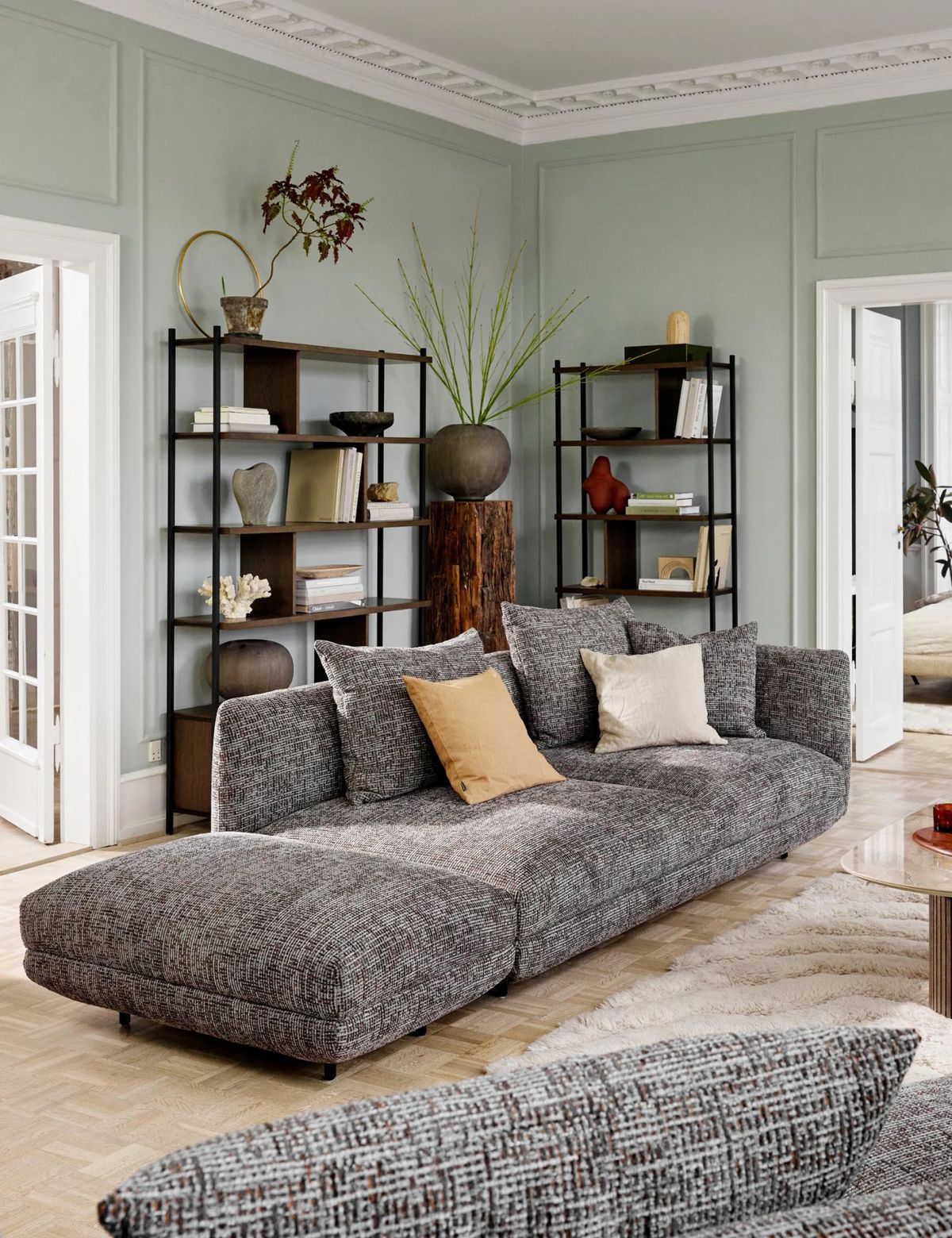 الأرائك المنخفضة جدًا هي اتجاه تصميمي جذاب لا يصمد مع الاستخدام اليومي