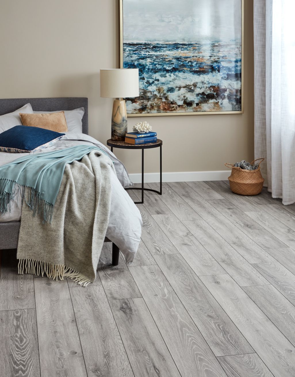 الأرضيات الخشبية الرمادية اللون  Gray Toned Wood Flooring