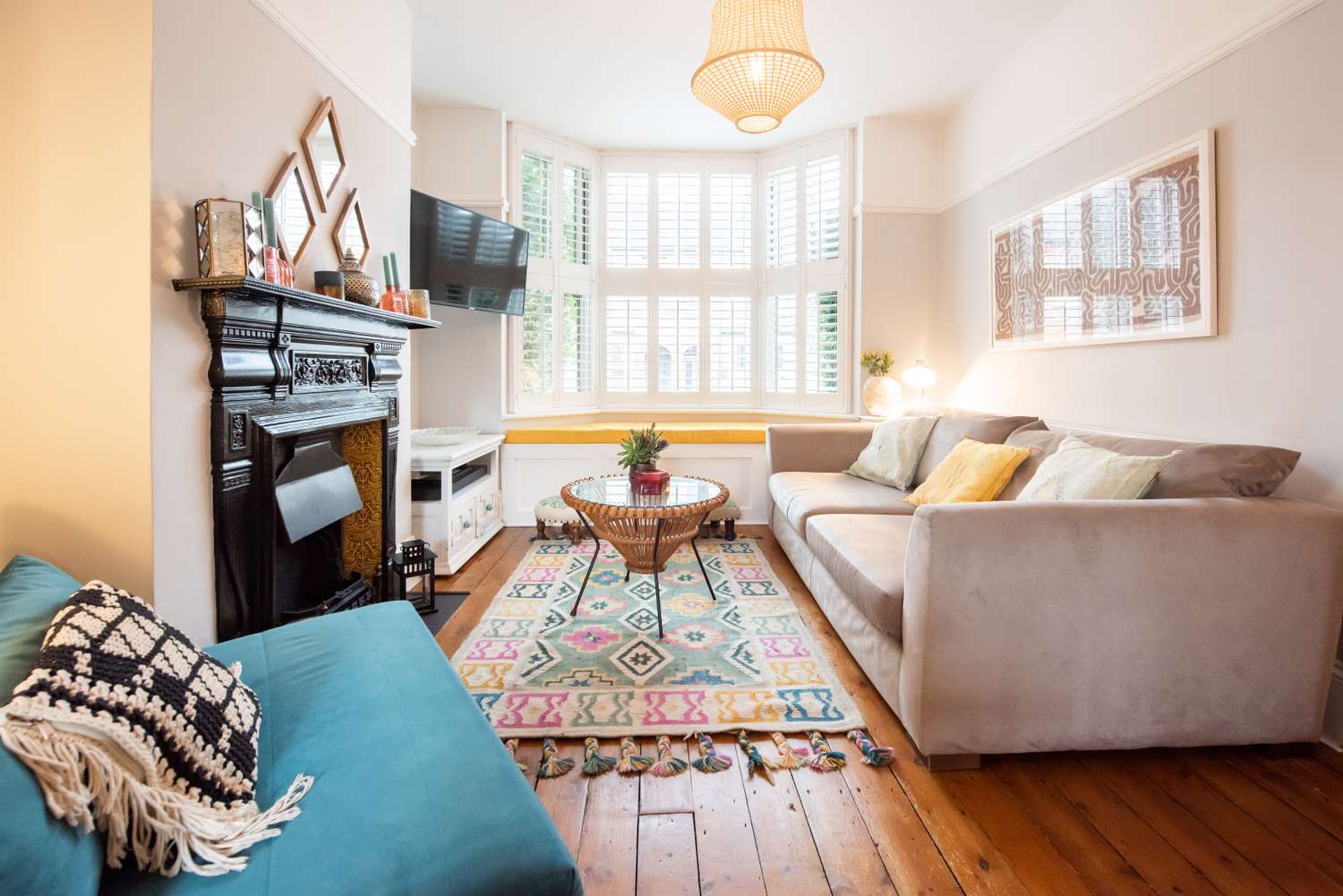 الأريكة الكبيرة جدًا بالنسبة لحجم الغرفة تجعل المساحة مزدحمة