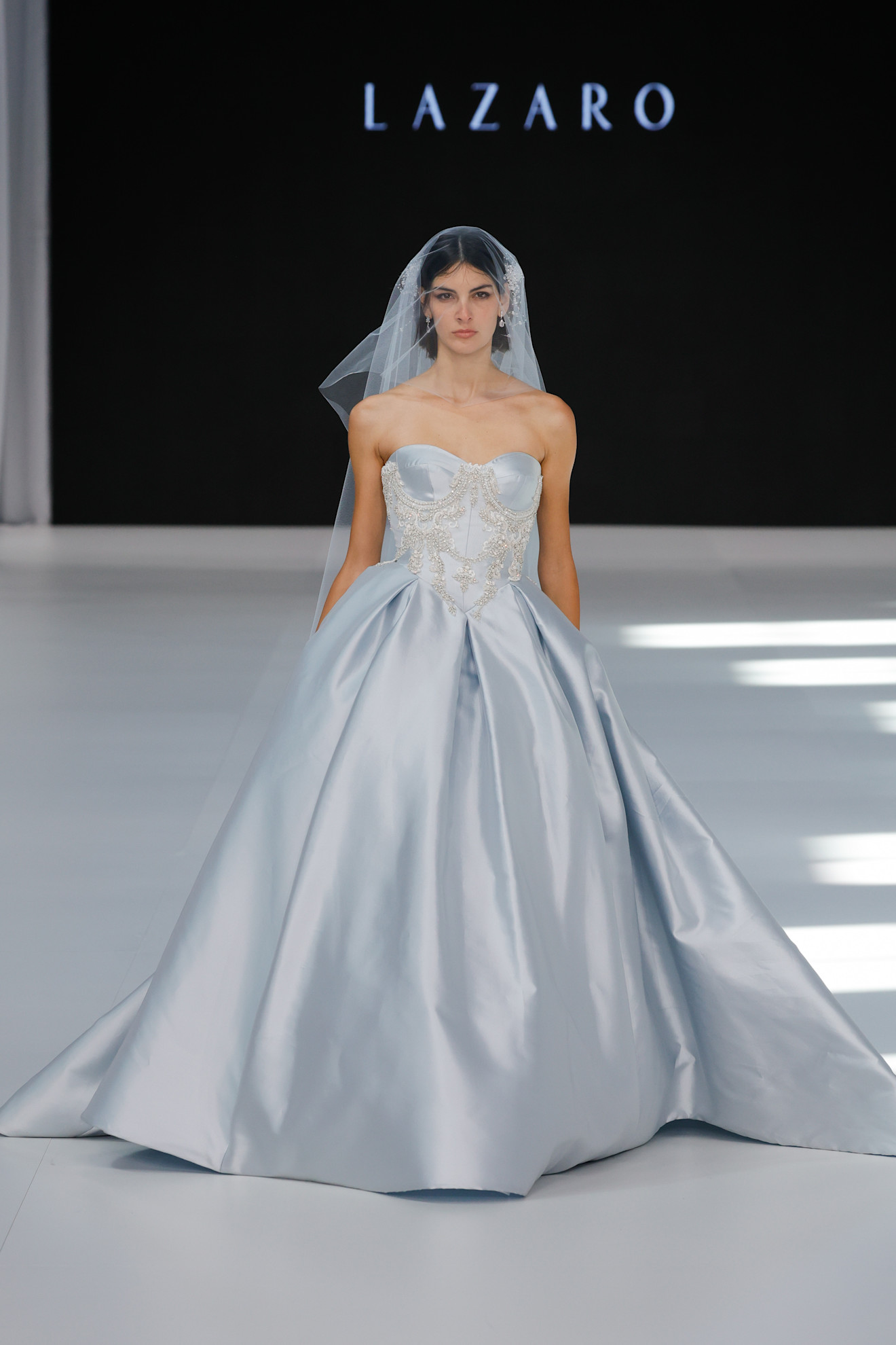 الأزرق الفاهي في فساتين زفاف Lazaro Maison