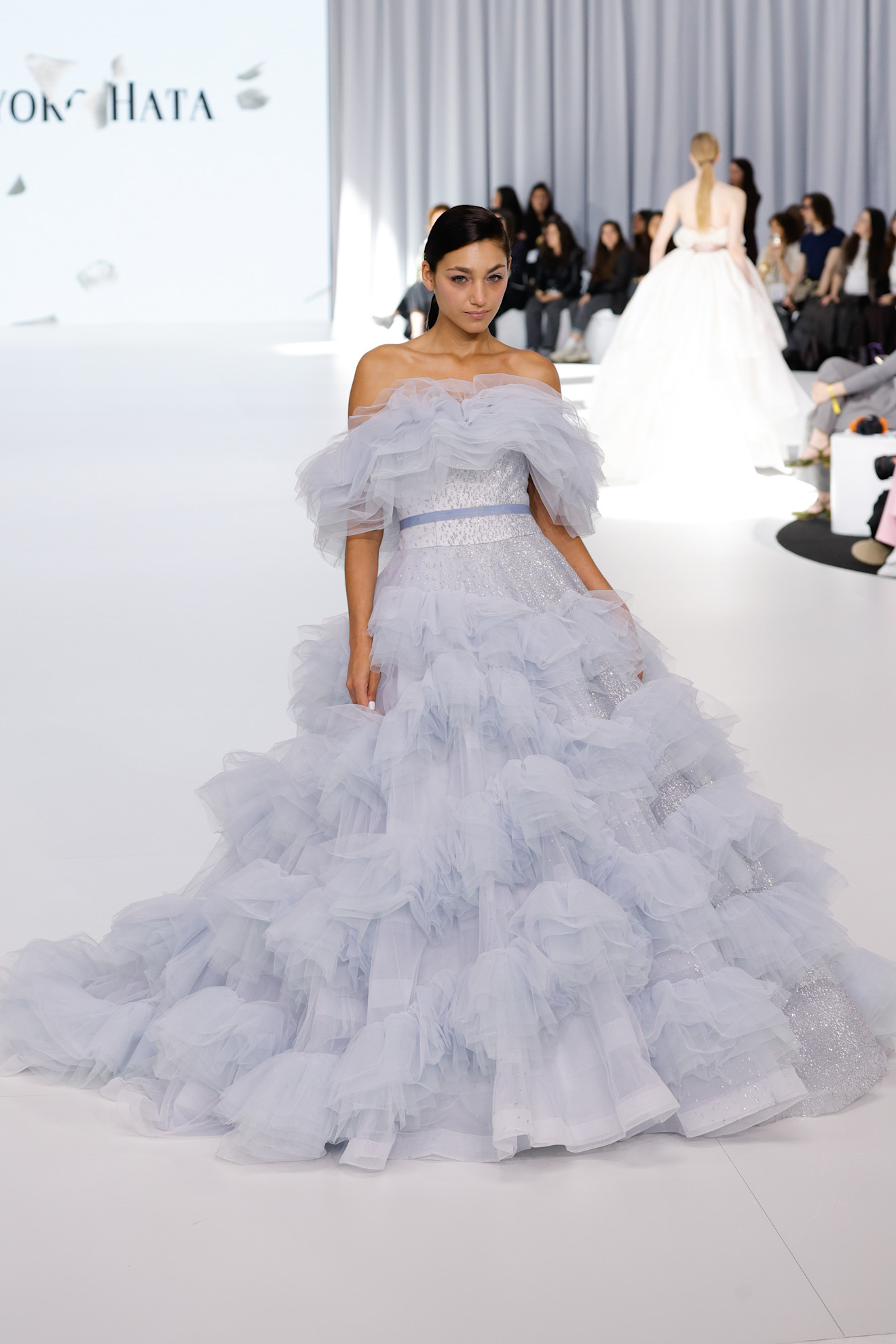 الأزرق حاضر في فساتين زفاف Kiyoka Hata