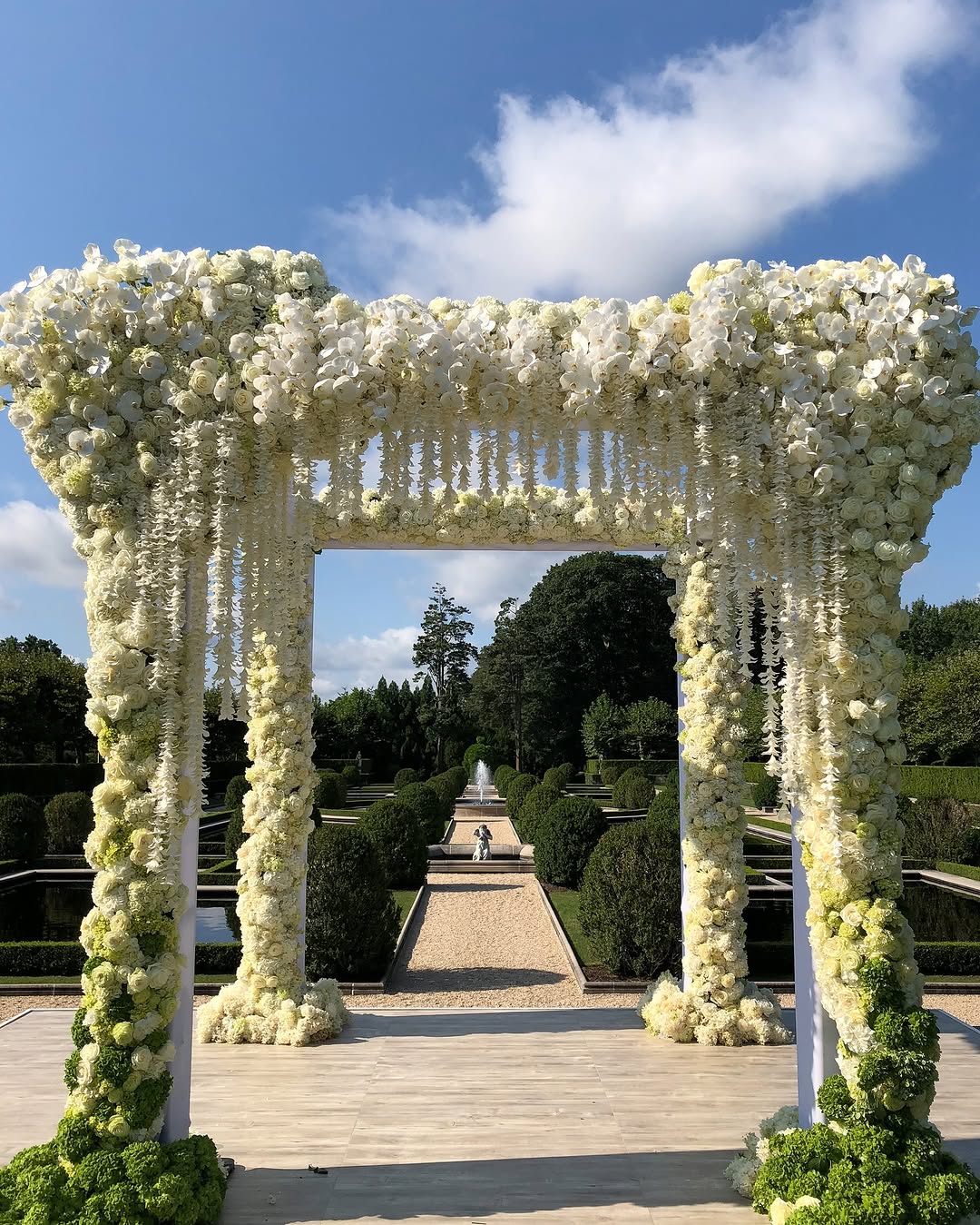 الأزهار المعلقة في الممر_ تنسيق الزهور لـ GREGVAN