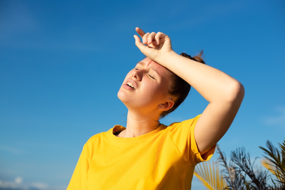 الأشعة فوق البنفسجية هي العامل الأساسي الذي يسرع شيخوخة البشرة