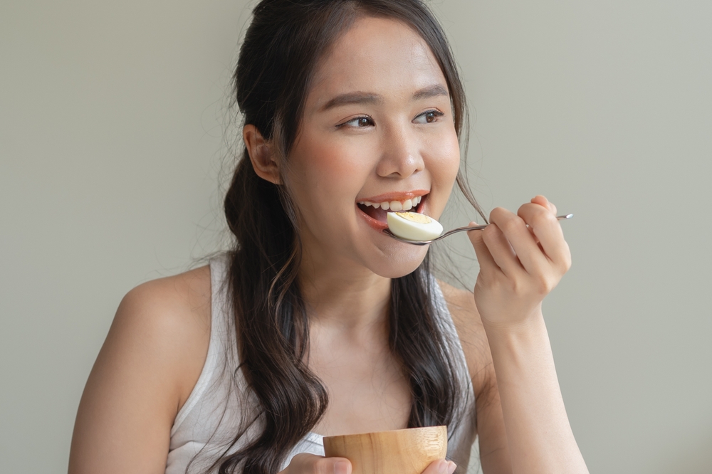 الأطعمة الحيوانية مثل صفار البيض  هي المصدر الأكثر مباشرة للريتينول النشط