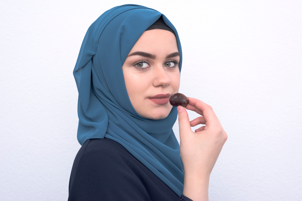 الأطعمة الغنية بالألياف كالتمر تُعزز الصحة في رمضان