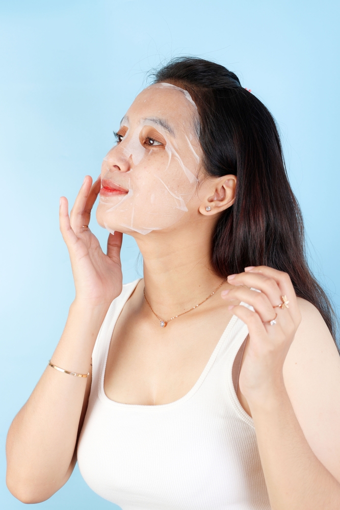 الأقنعة الورقية (Sheet Masks) تُعد جزءاً مهماً من الروتين للحصول على تغذية مكثفة