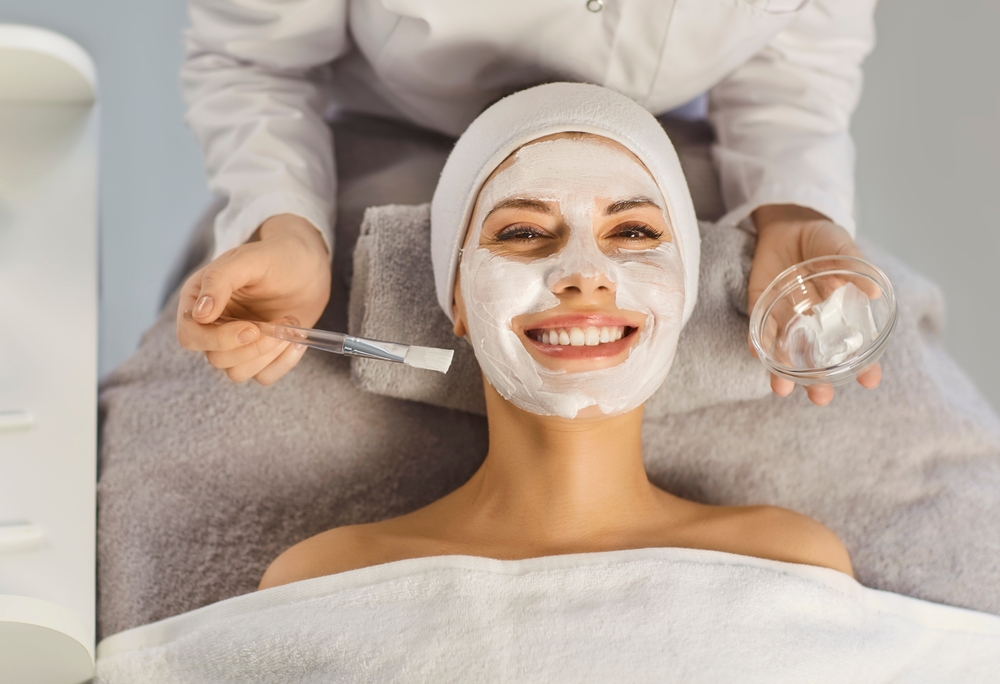 الأقنعة والتقشير للبشرة قبل 6–9 أشهر من يوم الزفاف